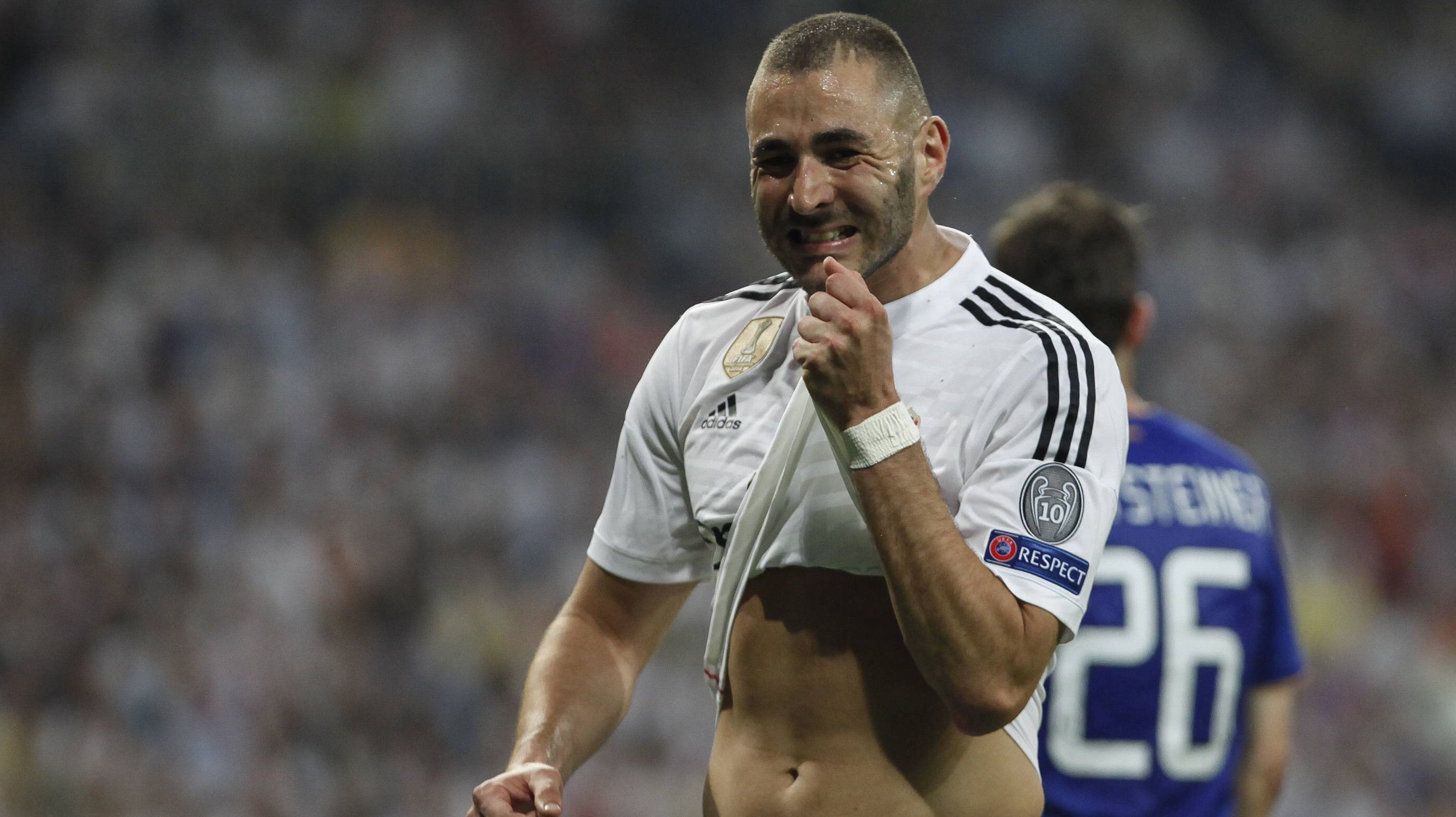 
                <strong>Stürmer: Karim Benzema</strong><br>
                Im Angriff gibt es - auch mangels Alternativen - kein Vorbeikommen an Karim Benzema. Dabei ist vor dem Ligastart noch nicht einmal sicher, ob der Franzose die Saison überhaupt in Madrid verbringt. Besonders der FC Arsenal soll ordentlich baggern.
              