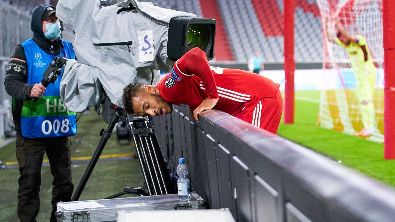 
                <strong>Corentin Tolisso</strong><br>
                Auch für Corentin Tolisso bedeutet der Kimmich-Ausfall mehr Rampenlicht, so ist der Franzose ohnehin Rotationsspieler Nummer eins im zentralen Mittelfeld. Der 26-Jährige hatte in der laufenden Spielzeit bereits herausragende Spiele wie das gegen Atletico Madrid und fühlt sich nach zwei durchwachsenen und von Verletzungen geplagten Jahren beim FCB hier und da fast wie ein hochklassiger Neuzugang an. Aber nicht nur Spiele wie das in Bielefeld, in dem er sich eine unnötige Rote Karte und dafür von Coach Flick einen Rüffel abholte, oder die Vorstellung als Kimmichs Ersatz in Dortmund zeigten, das Tolisso in Sachen Zweikampf, Ballsicherheit, Übersicht und vor allem Konstanz (noch) weit entfernt ist von Kimmich.
              