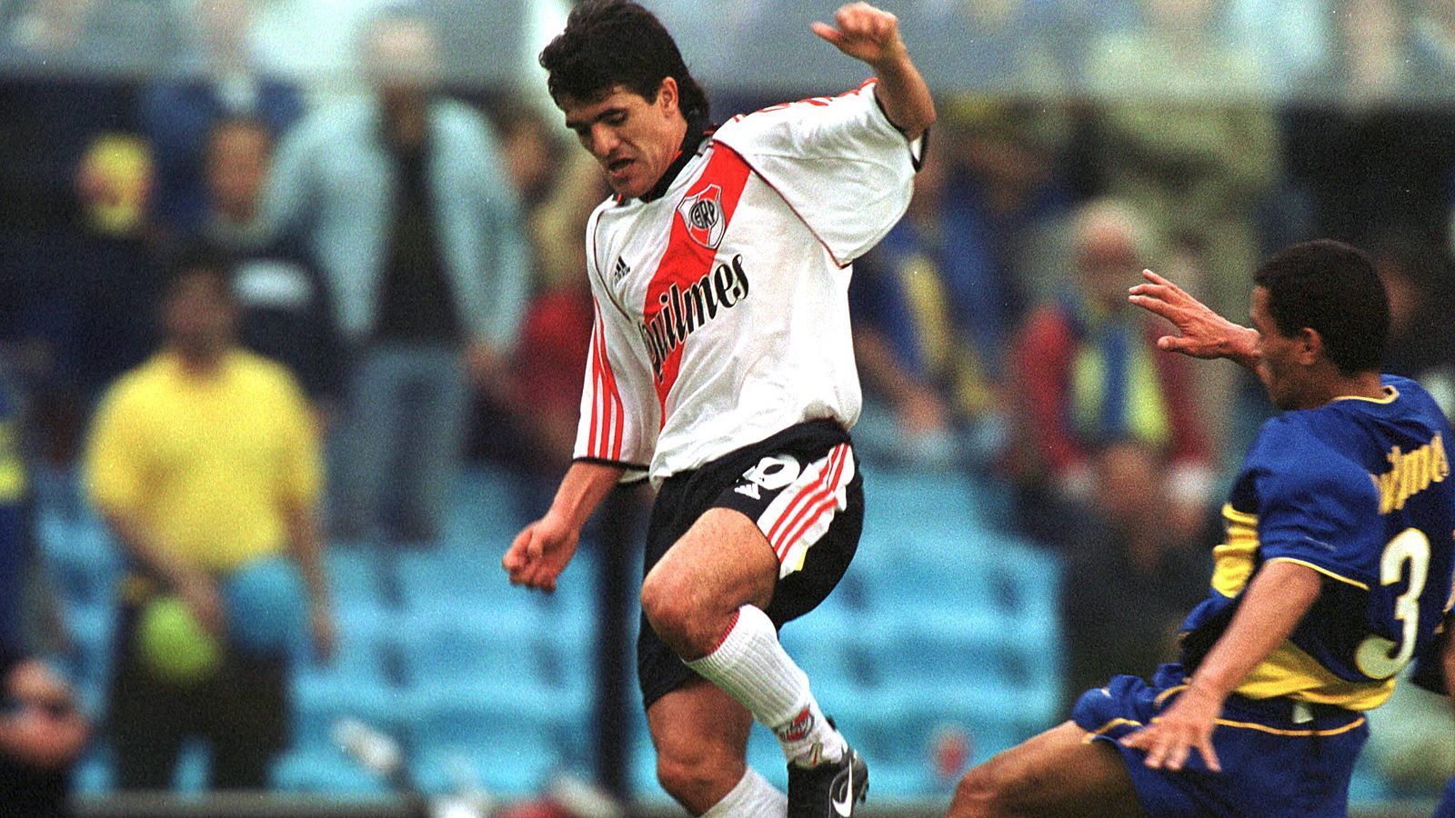 
                <strong>Ariel Ortega (River Plate)</strong><br>
                Zeit im Verein: Dezember 1991 bis Sommer 1996, Sommer 2000 bis Sommer 2002, Sommer 2006 bis Sommer 2008, Februar 2009 bis Januar 2011Position: MittelfeldVon der Statur und dem Spielstil her erinnerte Ortega (l.) stets an Diego Maradona. Leider hatte er auch immer wieder mit Alkoholproblemen zu kämpfen, weshalb ihn der damalige Trainer Diego Simeone 2008 ausmusterte. Der nur "Burrito" (kleiner Esel) gerufene Wirbelwind gelobte Besserung und begab sich während der aktiven Karriere in ein spezielles Suchtzentrum in Chile. Mit den Boca Juniors führte er somit eine Art On-Off-Beziehung. 
              