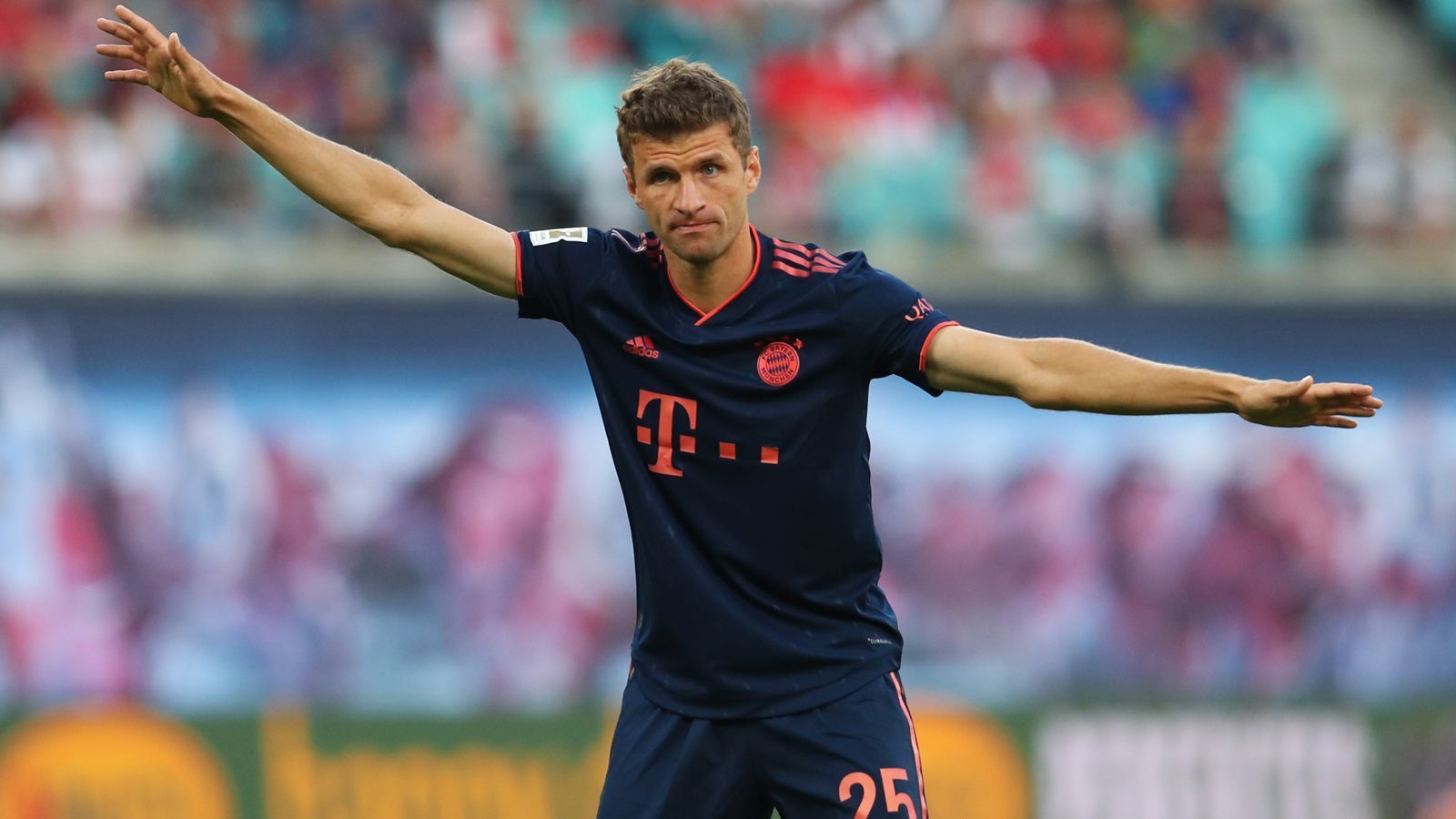 
                <strong>Thomas Müller</strong><br>
                Gleich in der zweiten Minute bedient Müller Lewandowski mit einem herrlichen Zuspiel zur frühen Führung. In der Folge fällt der 30-Jährige etwas ab und ist in einer starken Offensive der Bayern nur selten zu sehen. Tolisso ersetzt Müller in der 63. Minute. ran-Note: 3
              