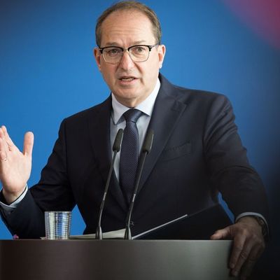 Dobrindt bekräftigt Notwendigkeit von Waffenexporten nach Israel