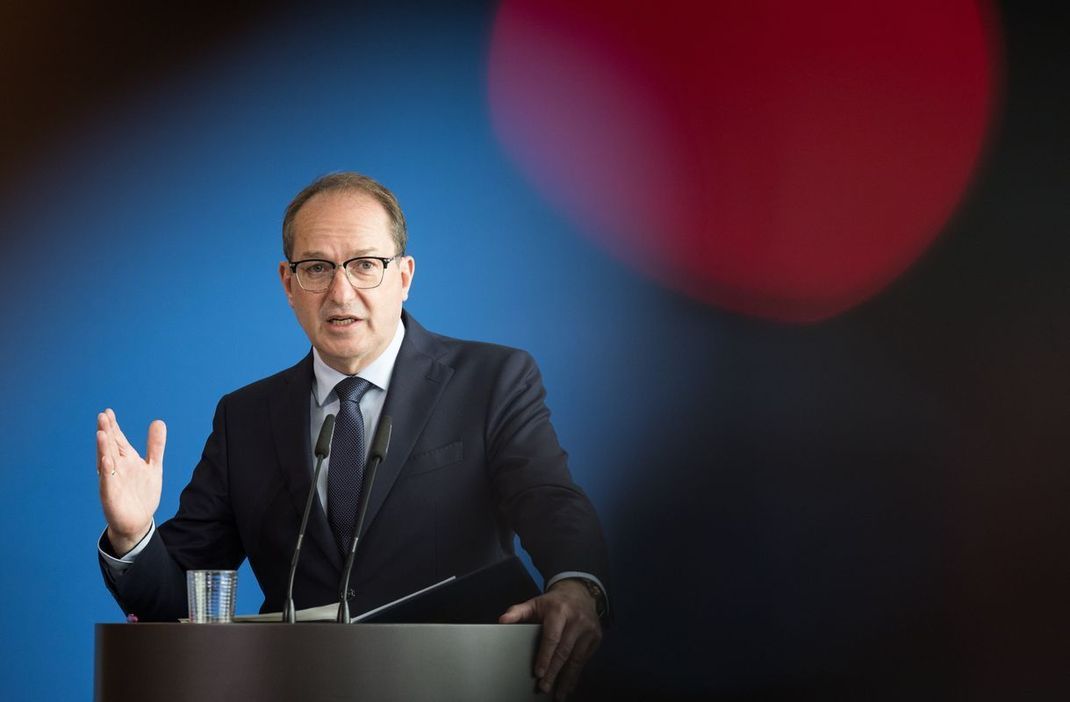 Bundesinnenminister Dobrindt spricht sich klar für weitere Waffenlieferungen an Israel aus.