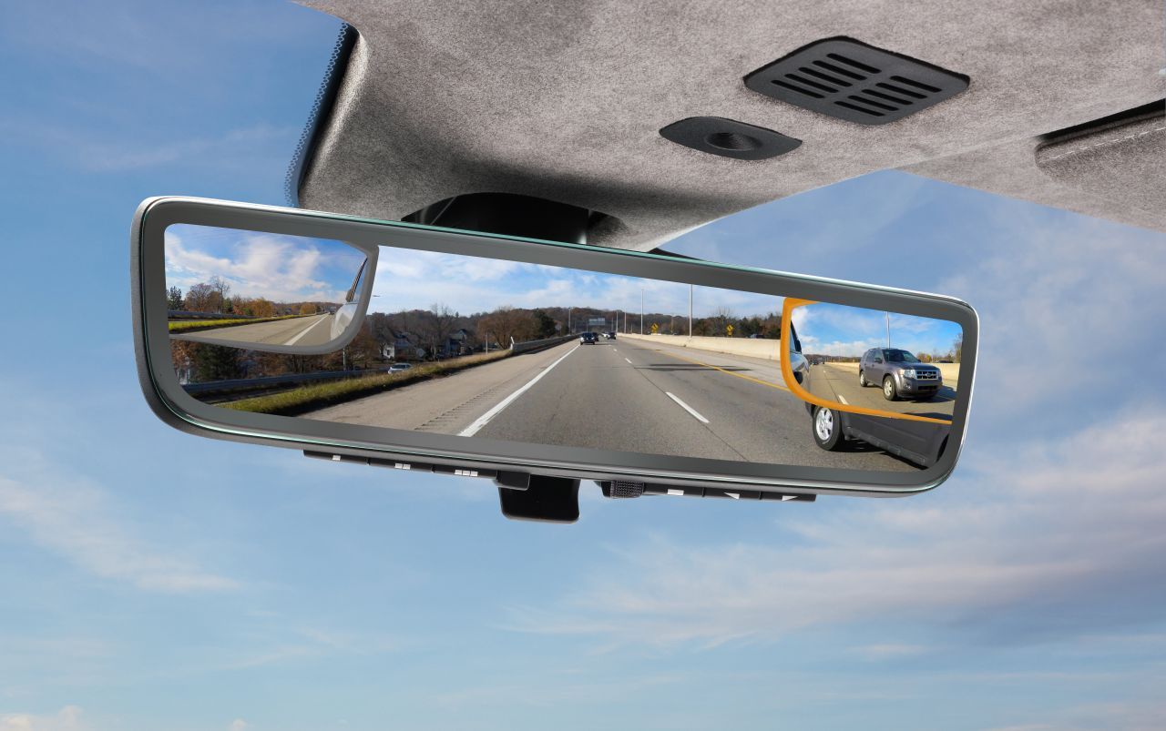 Gemeinsam mit dem US-Unternehmen Gentex präsentierte der Autohersteller Aston Martin einen smarten Rückspiegels. Der "Full Display Mirror" hat bis auf die Position aber wenig mit einem klassischen Rückspiegel zu tun. Er zeigt stattdessen Bilder von 3 Kameras vom Dach und den Seitenspiegeln, die den sogenannten toten Winkel weiter eliminieren sollen. 