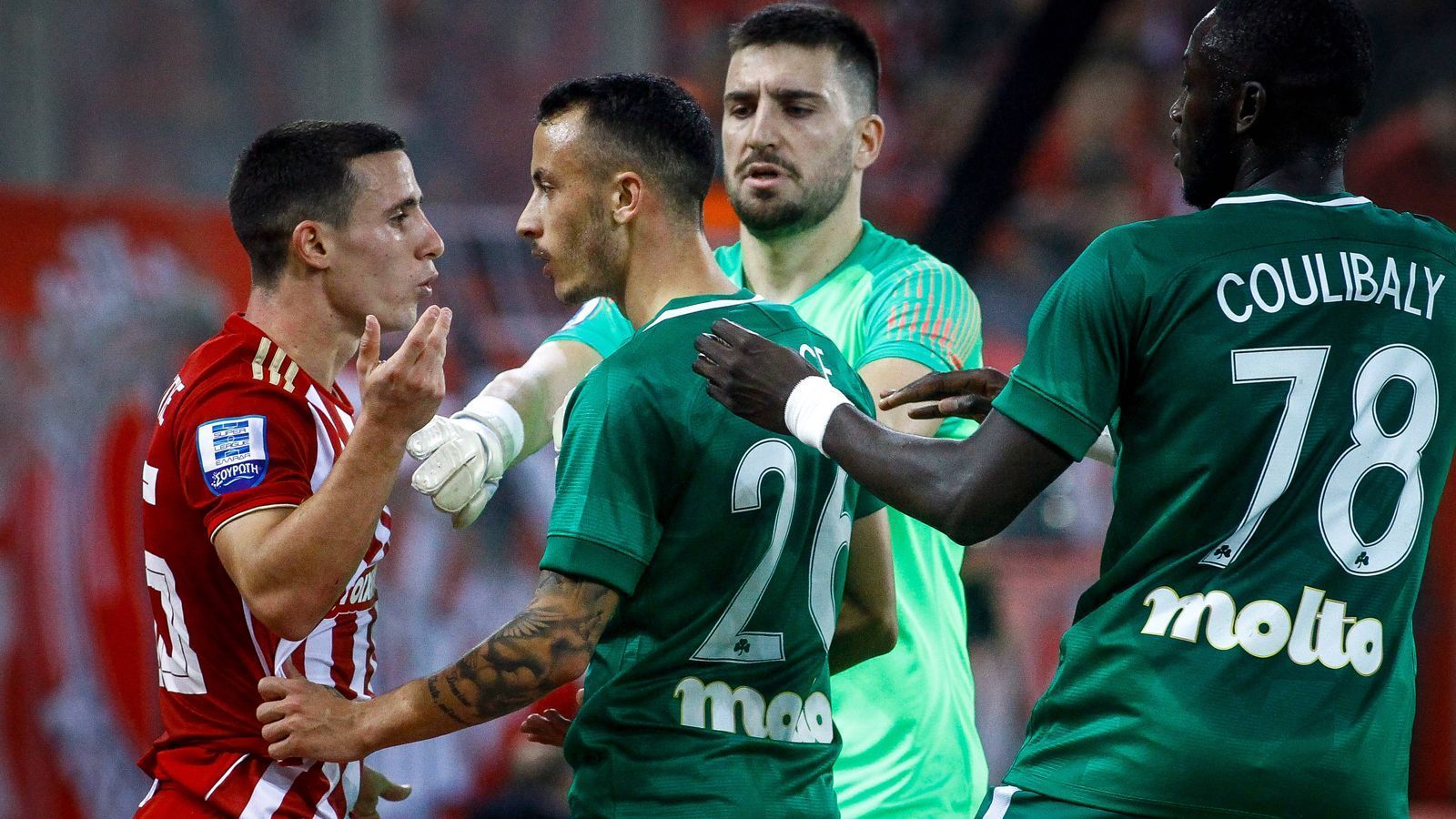 <strong>Olympiakos Piräus  - Panathinaikos Athen</strong><br>
                Gegründet wurde Panathinaikos 1908 und ist sowohl der Klub der Hauptstadt als auch der Oberschicht.&nbsp;17 Jahre nach Panathinaikos wurde Olympiakos im Hafenviertel von Piräus gegründet und wurde der Klub der Arbeiterklasse.
