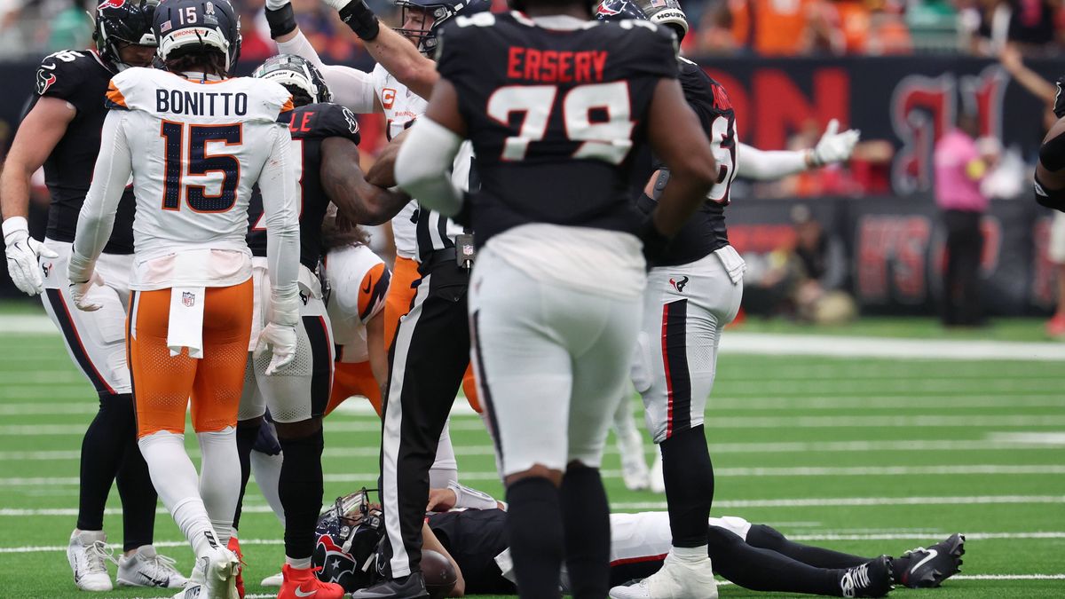 NFL, American Football Herren, USA Denver Broncos at Houston Texans Nov 2, 2025; Houston, Texas, USA; Houston Texans quarterback C.J. Stroud (7) is injured during the first half against the Denver ...