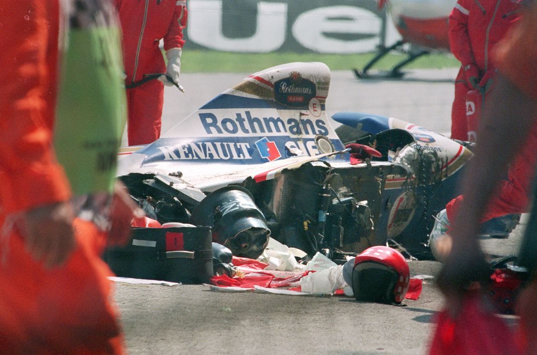 Das Wrack des Fahrzeugs des verunglückten brasilianischen Formel-1-Piloten Ayrton Senna liegt beim Großen Preis von San Marino neben der Strecke. 