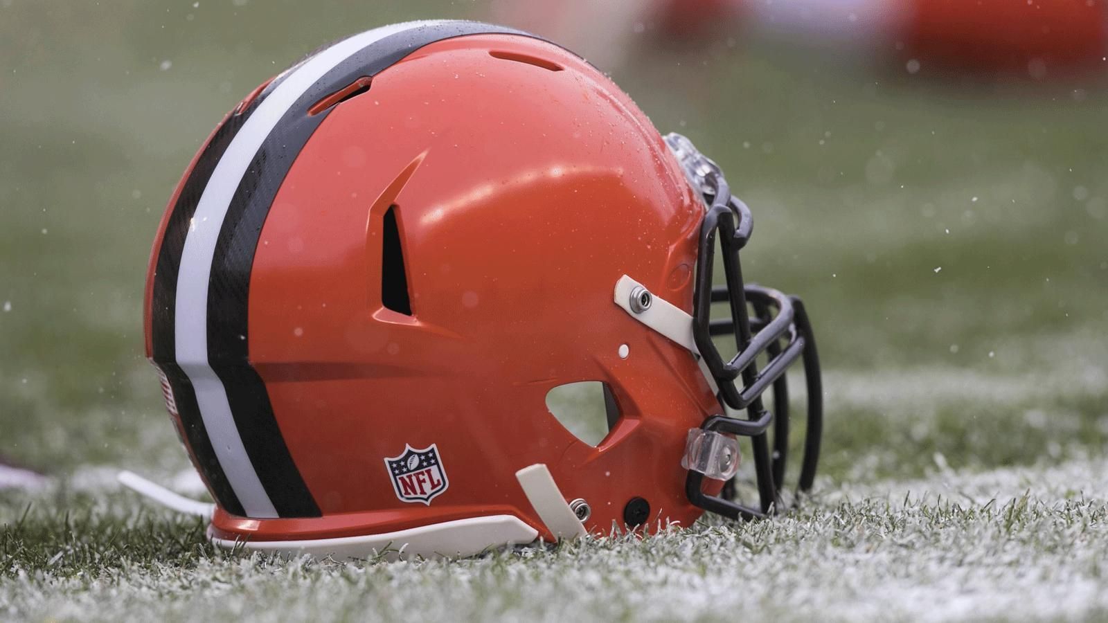 
                <strong>Cleveland Browns </strong><br>
                Die im Jahre 1946 ins Leben gerufenen Cleveland Browns wurden nach ihrem ersten Trainer und General Manager benannt: Paul Brown. Dem damals 36-Jährigen war das zu viel der Ehren. Daher stand kurzzeitig eine Umbenennung in Cleveland Panthers im Raum. Allerdings existierte eine Mannschaft mit diesem Namen bereits. Daher blieb es bei den Cleveland Browns. Damit Paul Brown allerdings nicht als Namensgeber assoziiert wird, wurde zunächst behauptet, man habe das Team nach dem legendären Boxer Joe Louis benannt, der damals den Spitznamen "the brown bomber" trug.
              