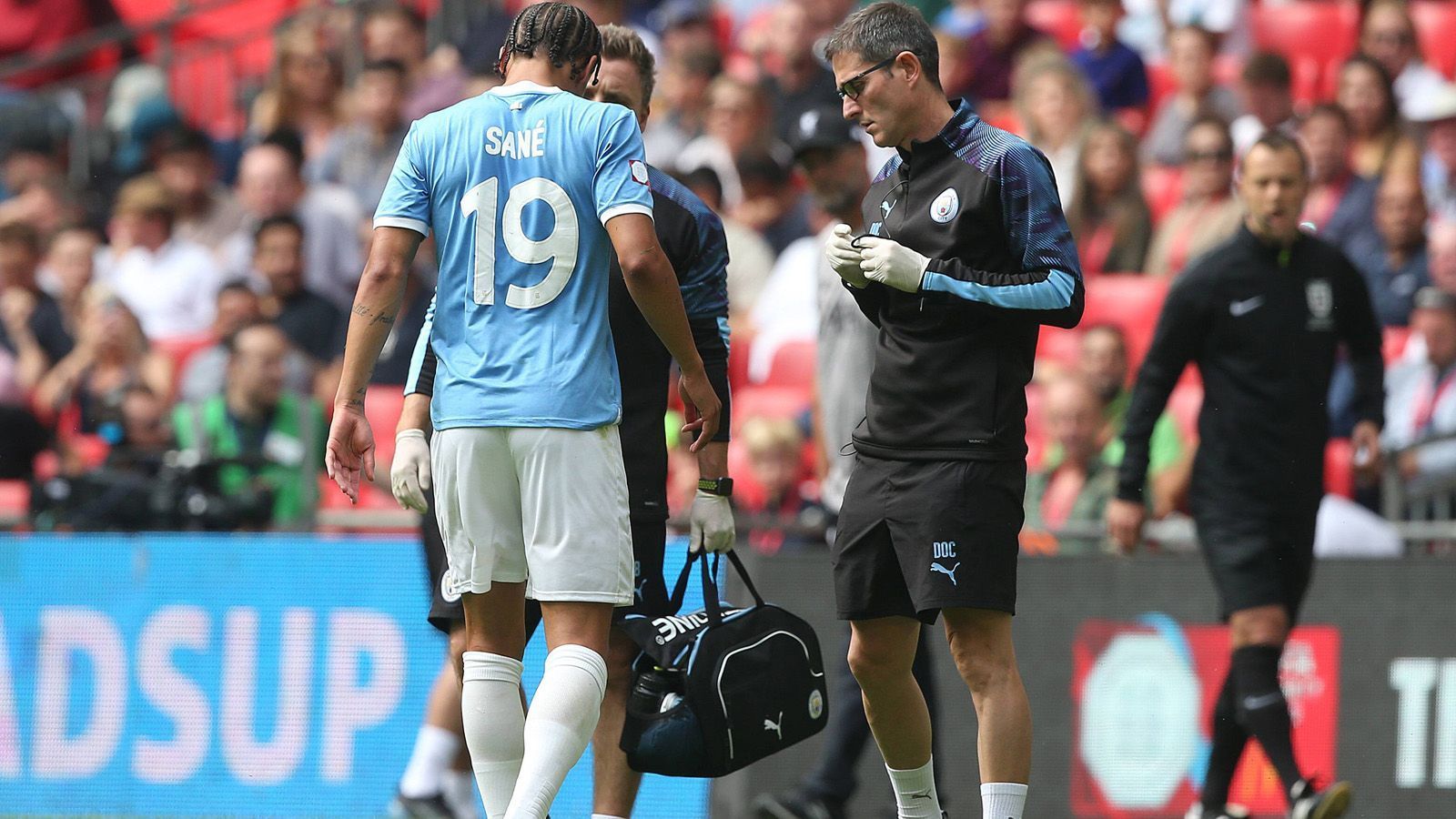 
                <strong>Leroy Sane gegen Liverpool</strong><br>
                Immerhin: Sane kann aufstehen und ein paar Schritte auf dem Platz humpeln. Nach einem Belastungstest ist aber klar, dass der Deutsche augewechselt werden muss. In der 13. Minute kommt für ihn Gabriel Jesus.
              