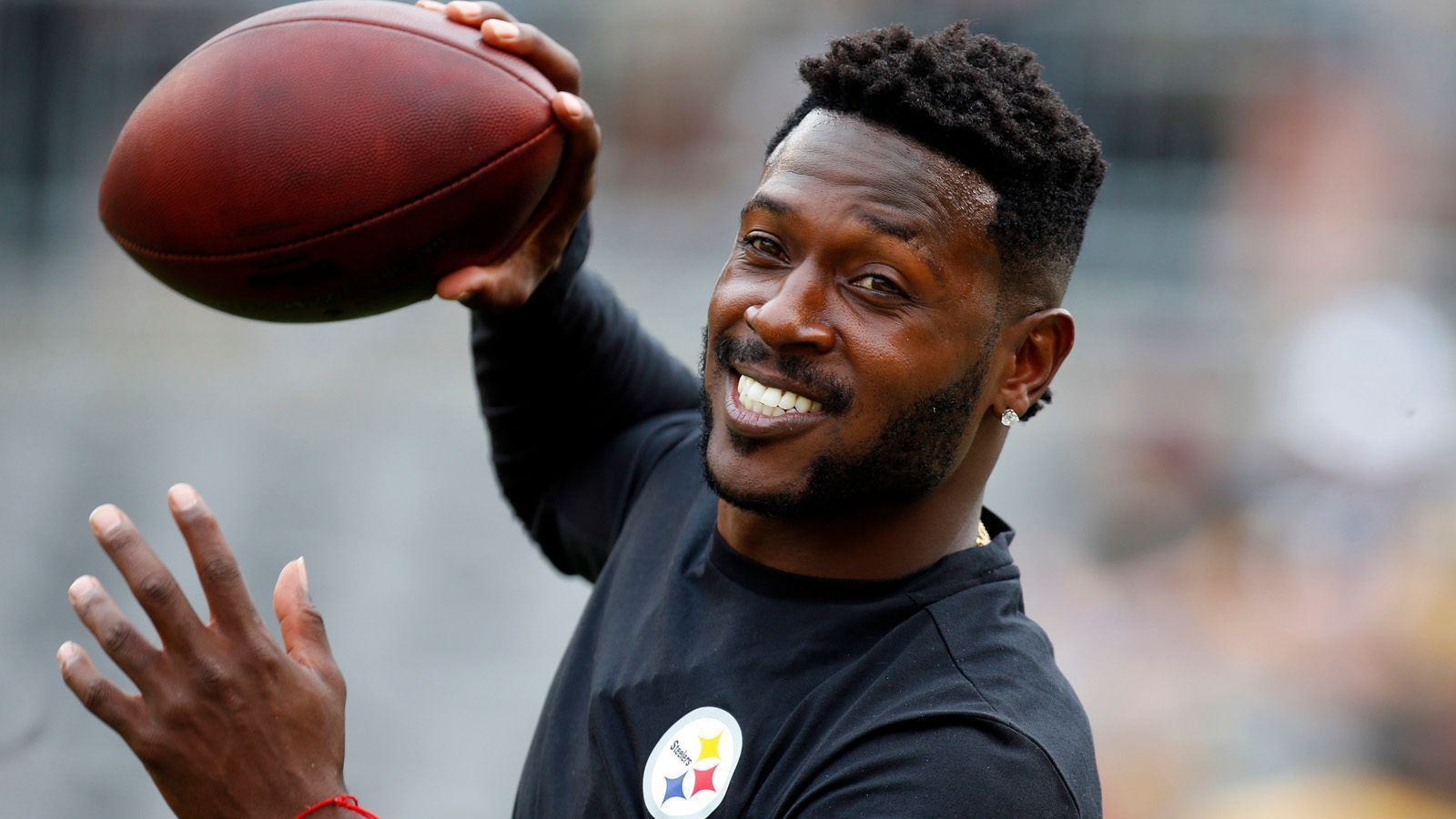 
                <strong>Pittsburgh Steelers</strong><br>
                Dass es doch noch zu einem Verbleib von Antonio Brown bei den Pittsburgh Steelers kommt, stufen die Buchmacher angesichts der Schlagzeilen aus den letzten Wochen eher gering ein. Steelers-Besitzer Art RooneyII hat bereits gesagt, dass es schwierig sein wird, sich Brown bei den Steelers im Jahr 2019 vorzustellen. Die Quote liegt dennoch bei +350, bei 100 Dollar Einsatz winken also 250 Dollar Gewinn.
              