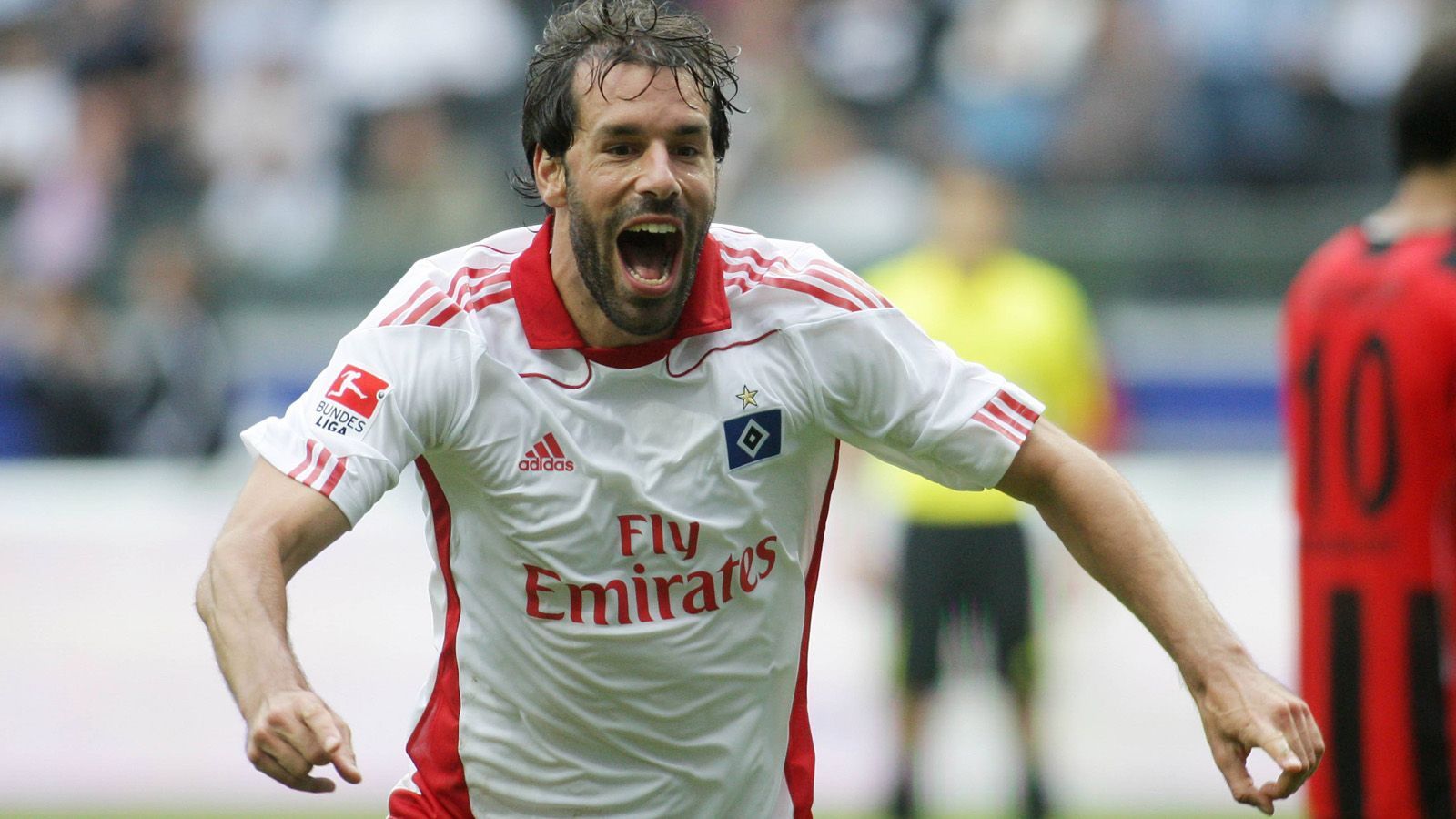 
                <strong>Stürmer: Ruud van Nistelrooy</strong><br>
                Ein Weltstar in Hamburg! Der Stürmer wechselte im Januar 2010 von Real Madrid zum HSV. Unvergessen: In seinem zweiten Spiel für den HSV gelang ihm als Einwechselspieler gegen den VfB Stuttgart ein Doppelpack innerhalb von 90 Sekunden. In eineinhalb Spielzeiten erzielte er 17 Pflichtspieltore für den HSV. Dass er bereits in der Winterpause 2010 / 2011 zu Real Madrid zurückkehren wollte, weil dort ein Ersatz für den verletzten Mittelstürmer Gonzalo Higuaín gesucht wurde, kostete ihn an der Elbe allerdings Sympathiepunkte.
              