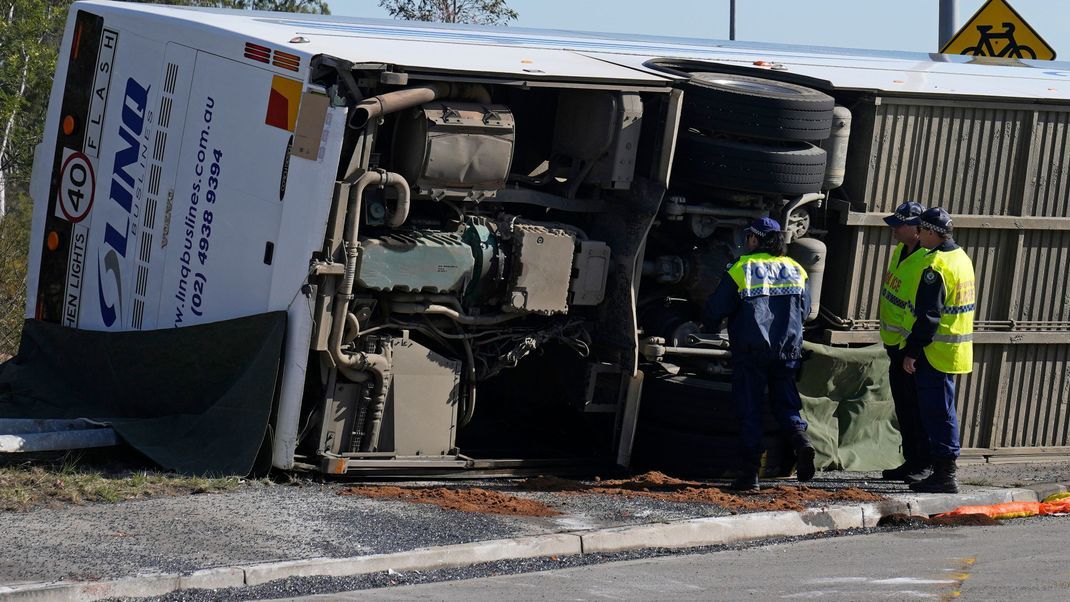 Ein Bus mit Hochzeitsgästen ist in Australien verunglückt, mehrere Menschen starben.