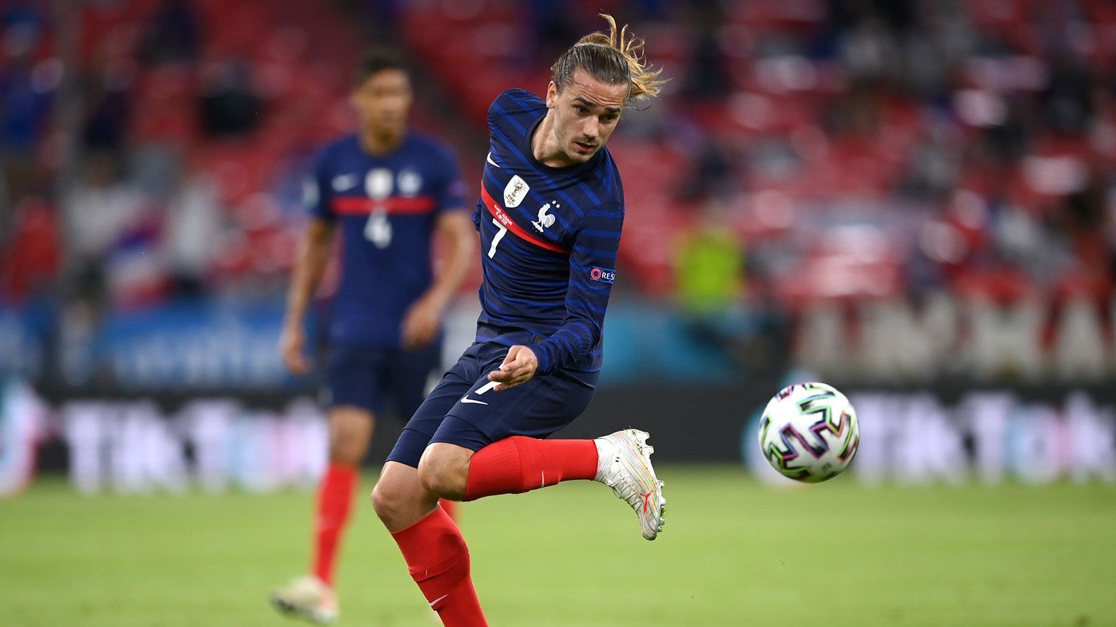 
                <strong>Antoine Griezmann (Frankreich)</strong><br>
                Nicht so präsent, wie man es von Griezmann eigentlich gewöhnt ist. Fordert viele Bälle, will das französische Spiel lenken, doch das gelingt ihm an diesem Abend zu selten. ran-Note: 4
              