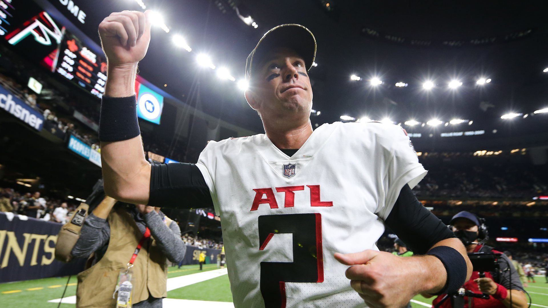 
                <strong>Quarterback: Matt Ryan (Atlanta Falcons)</strong><br>
                Auch wenn es für viele komisch erscheinen mag: Die Atlanta Falcons sind derzeit ein Playoff-Team und mausern sich immer mehr zum Überraschungsteam der Liga. Das liegt vor allem auch an den zuletzt starken Leistungen von Quarterback Matt Ryan. Mit 2.157 Passing Yards und fünf geworfenen Touchdowns legt er wie gewohnt konstante Zahlen auf. Nun treffen Ryan und Co. auf die Dallas Cowboys, die in der vergangenen Woche von Teddy Bridgewater und den Denver Broncos zerlegt worden sind. Beste Voraussetzungen für den 36-Jährigen, ein Fantasy-relevantes Spiel abzuliefern. Im vergangenen Jahr gelangen ihm im Duell mit den Cowboys 273 Passing Yards und vier geworfene Touchdowns. 
              