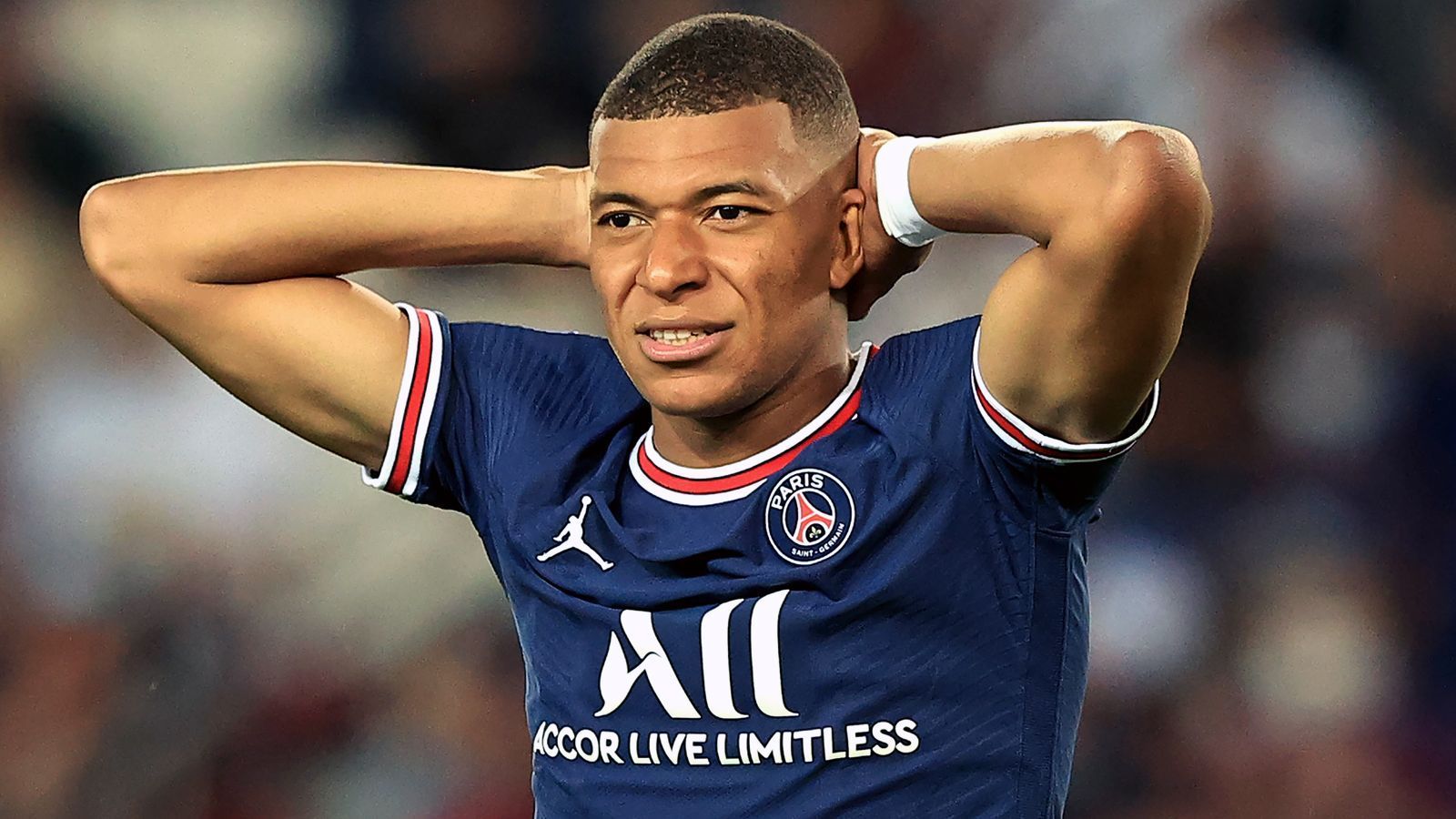 
                <strong>Liverpool buhlte wohl um Mbappe</strong><br>
                Noch bevor die Transfergerüchte um Mbappe und Real Madrid gegen Ende des Sommers 2021 immer konkreter wurden, soll laut "Daily Star" auch der englische Topklub Liverpool sich intensiv mit einer möglichen Verpflichtung des PSG-Stars beschäftigt haben. Doch letztlich sollen die "Reds" ihre Bemühungen um Mbappe eingestellt haben. Wegen der finanziellen Verluste in Folge der Corona-Pandemie, war Liverpool dem Bericht nach nicht in der Lage, eine Ablösesumme im dreistelligen Millionen-Bereich zu investieren. Im Sommer holte Coach Jürgen Klopp mit Verteidiger Ibrahima Konate (für 40 Millionen Euro Ablöse aus Leipzig) letztlich nur einen Spieler.
              