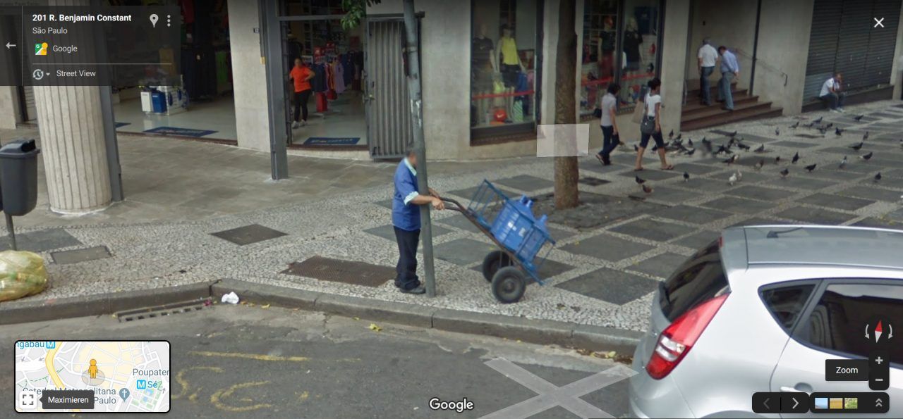 Ob der Auslieferer in Sao Paulo in Brasilien unbedingt anonym bleiben wollte, als er das Google-Auto sah? Wir wissen’s nicht. Erfolgreich war er aber.