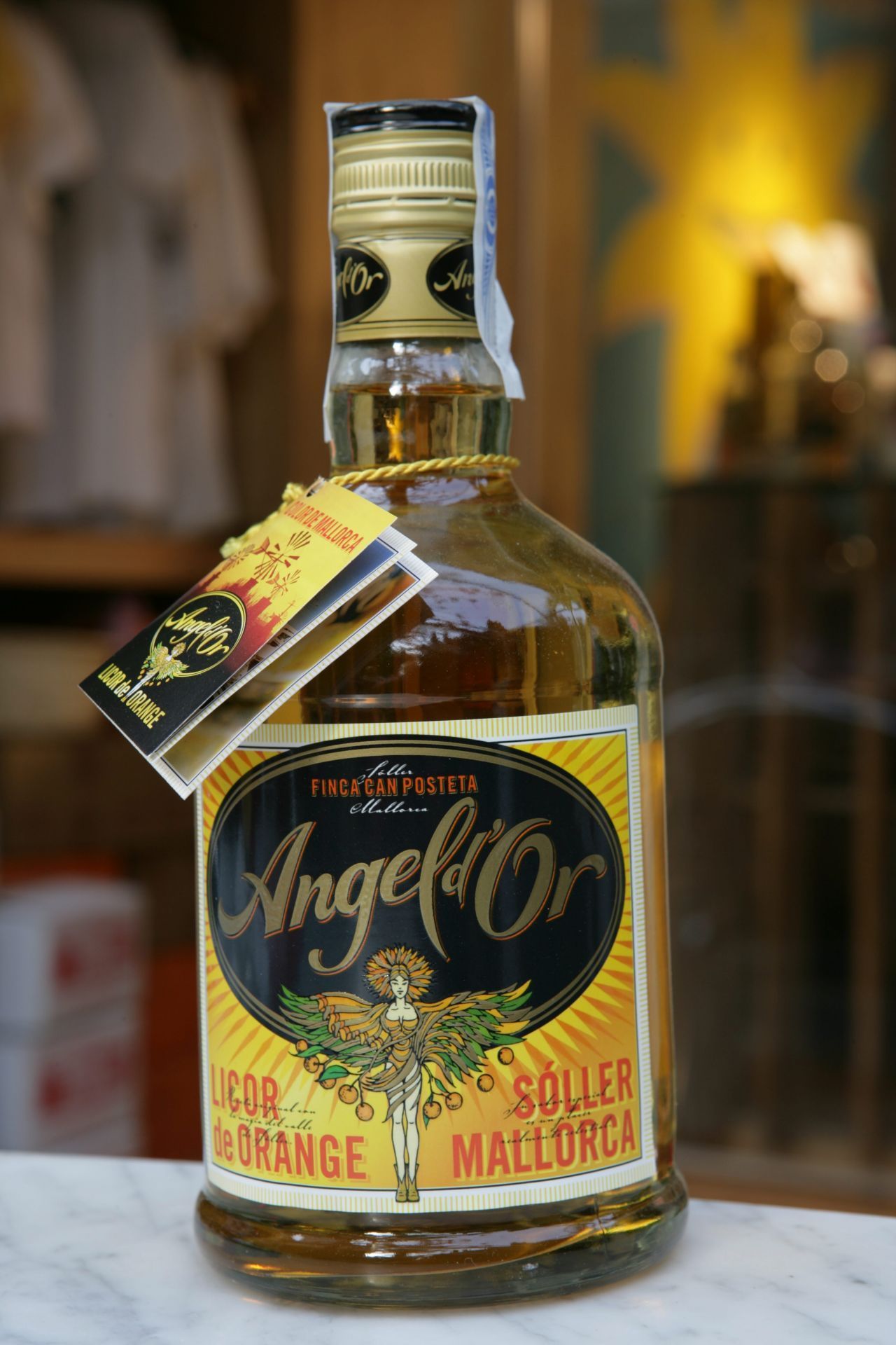 Angel d‘Or: Der Orangen-Likör aus dem Tal Sóller hat einen Alkohol-Gehalt von 28 Vol.-%, ist aber dennoch mild im Geschmack.
