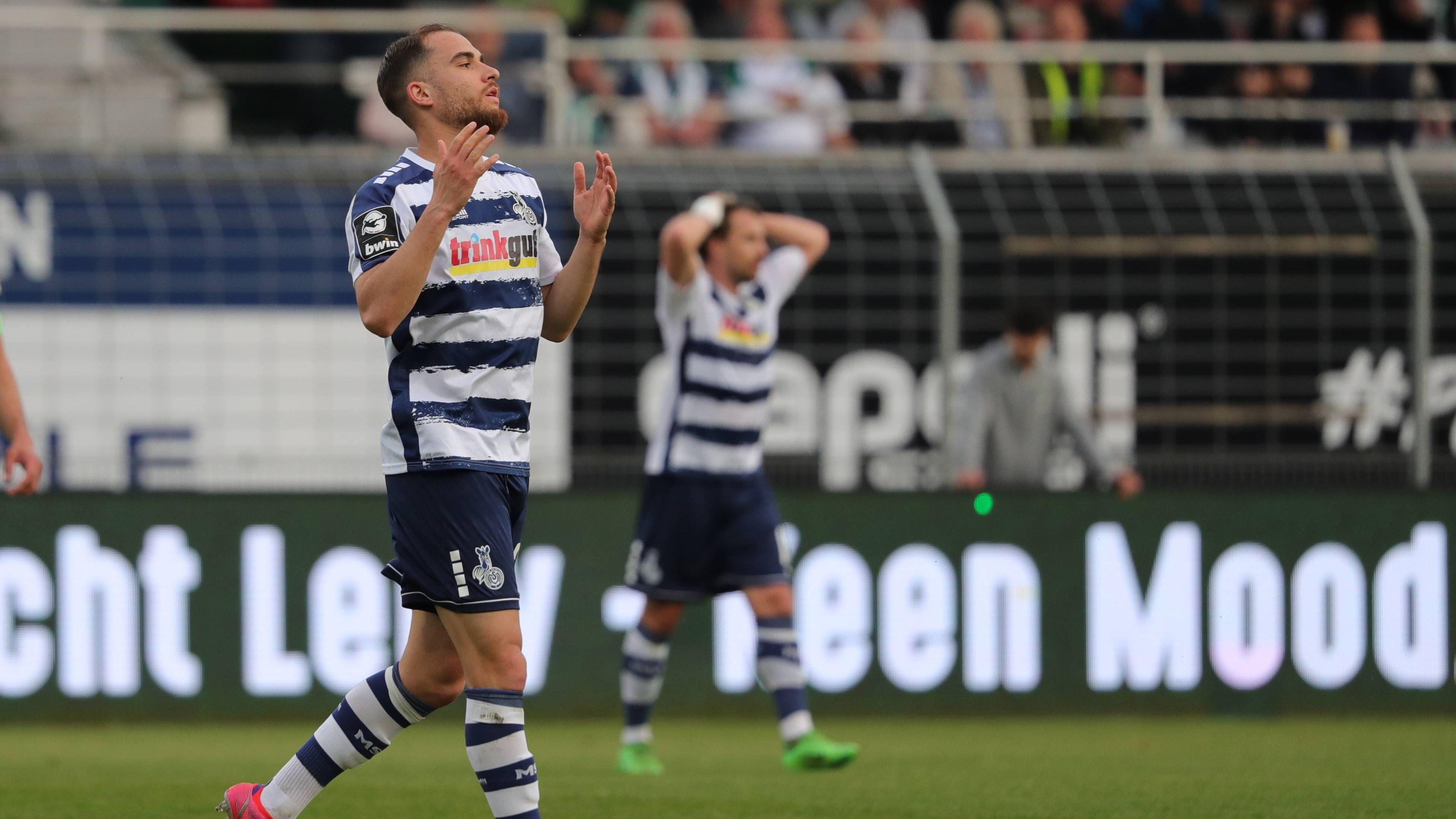 <strong>MSV Duisburg</strong><br>Am drittletzten Spieltag verliert der MSV in Lübeck nach 3:1-Führung noch mit 3:5. Den letzten, entscheidenden Schubser in die Regionalliga gibt den Meiderichern dann Waldhof Mannheim. Nach deren Unentschieden in Ingolstadt ist der Klassenerhalt für den MSV auch rechnerisch nicht mehr möglich. Zum ersten Mal in der Vereinsgeschichte sind die "Zebras" damit nur noch viertklassig.