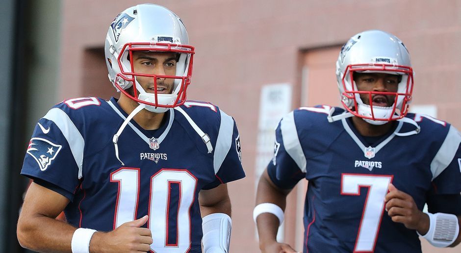 
                <strong>Jimmy Garoppolo/Jacoby Brissett (Quarterbacks, New England Patriots)</strong><br>
                Jimmy Garoppolo/Jacoby Brissett: Die Quarterback-Situation bei den New England Patriots scheint sich etwas zu entspannen. Tom Brady kehrt nach seiner Sperre zum Team zurück und seine angeschlagenen Backups Jimmy Garappolo (li.) und Jacoby Brissett (re.) sind ebenfalls wieder im Training.
              