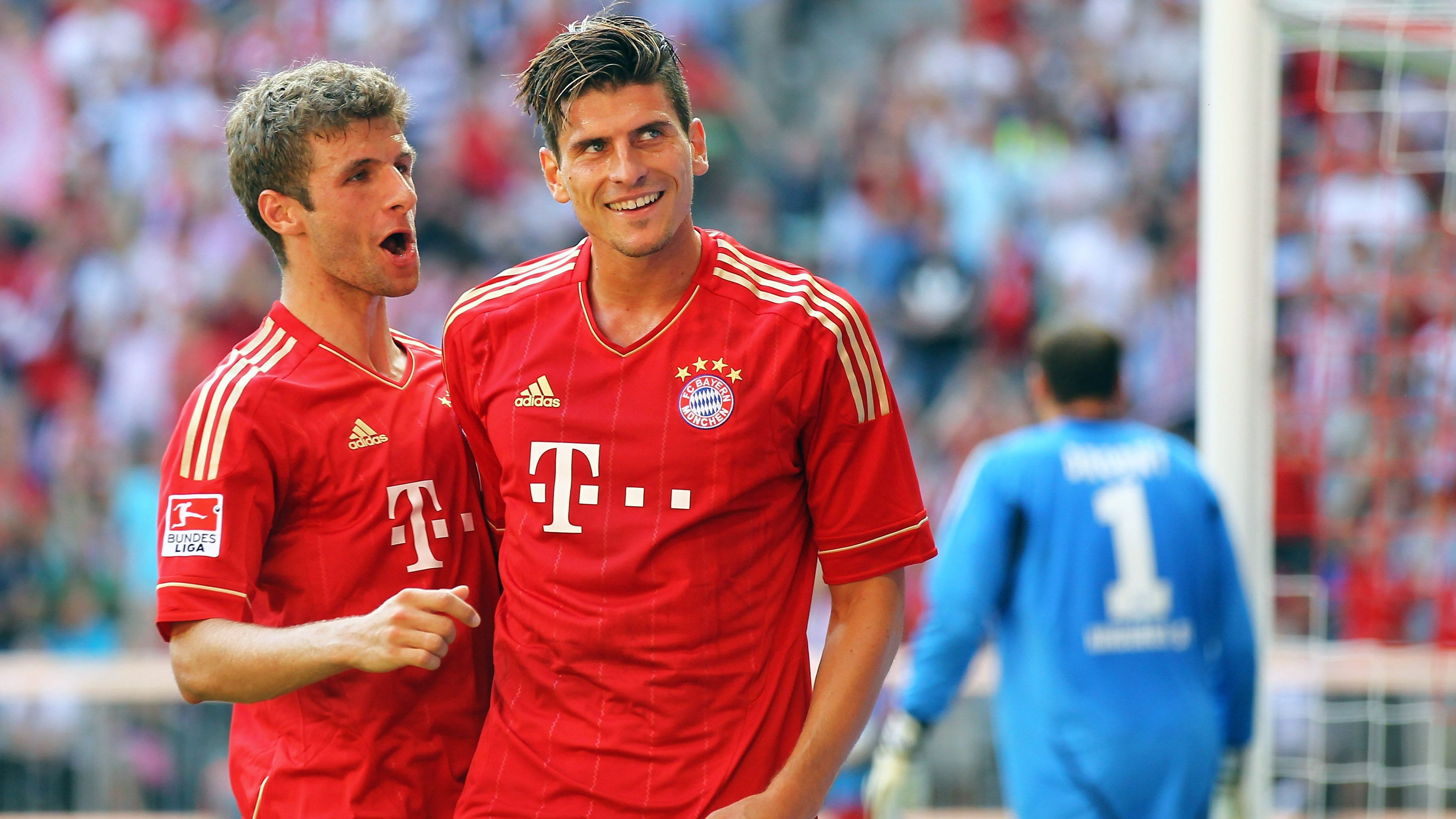<strong>FC Bayern München - Hamburger SV 5:0 (20. August 2011)</strong><br>Im Kalenderjahr 2011 erging es dem HSV wie später auch 2015 - zwei Mal stand die Reise nach München an, zwei Mal gab es eine Packung. Am 3. Spieltag gastierten die Hanseaten in der Allianz Arena und waren beim 0:5 einmal mehr chancenlos. Mario Gomez (re.) erzielte einen der fünf Treffer, den Torreigen eröffnete schon in der 13. Minute mit Daniel van Buyten ein Ex-HSV-Profi.