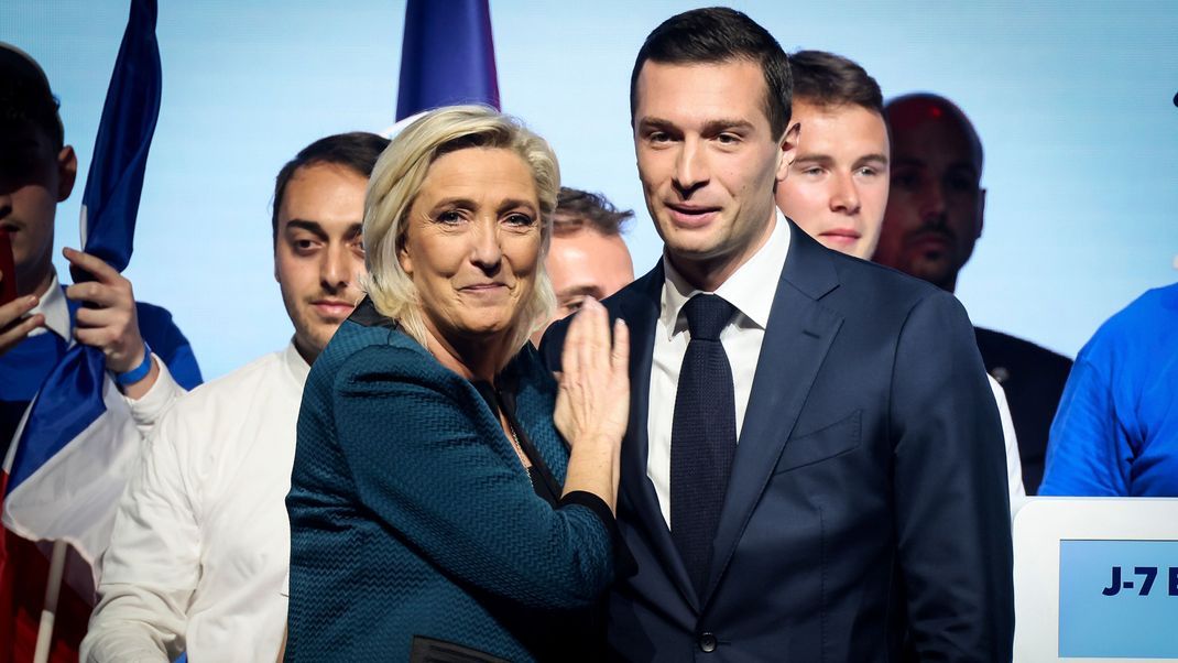 Die Vorsitzende des französischen rechtsnationalen Rassemblement National (RN), Marine Le Pen (l), und Parteichef Jordan Bardella