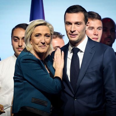 Die Vorsitzende des französischen rechtsnationalen Rassemblement National (RN), Marine Le Pen (l), und Parteichef Jordan Bardella