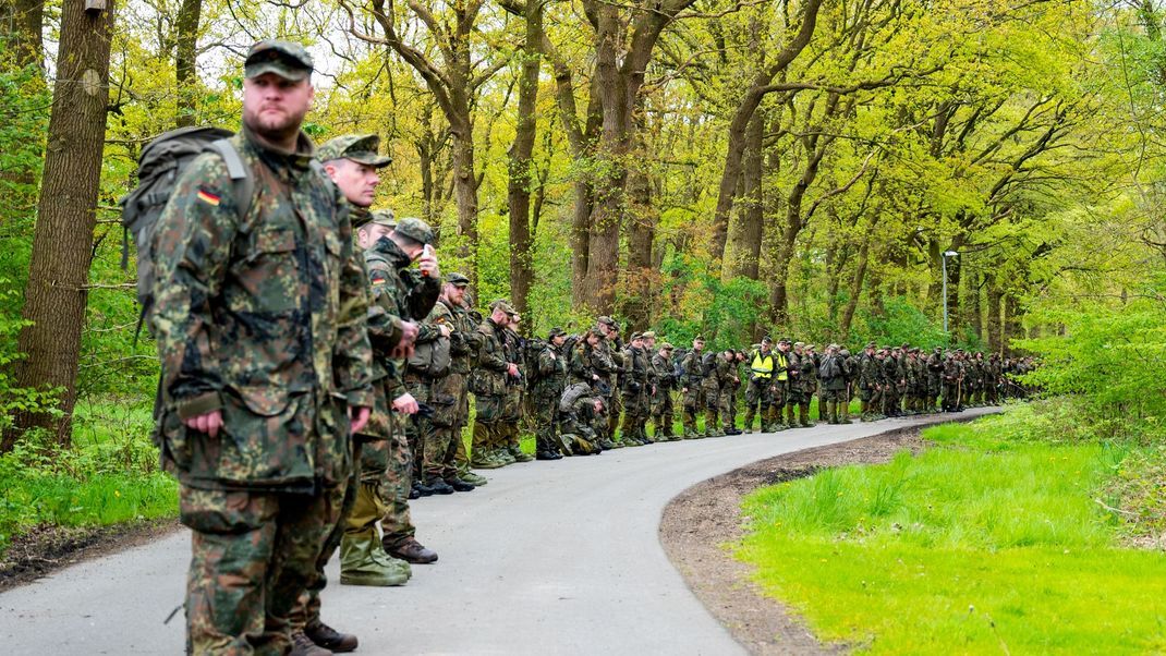 Bundeswehrsoldaten suchen mit einer Menschenkette nach einem vermissten Arian.