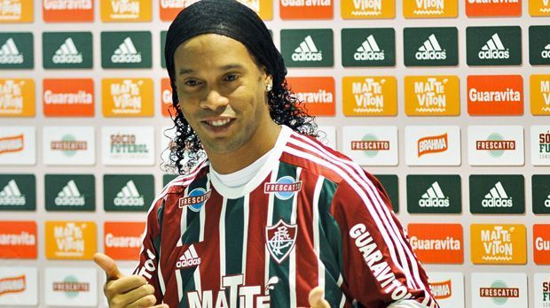 
                <strong>Ronaldinho</strong><br>
                Ronaldinho: Unglaublich, aber wahr! Der Weltmeister von 2002 und mehrmalige Weltfußballer hat derzeit keinen Verein, nachdem er seinen Vertrag bei Fluminense Rio de Janeiro Ende September 2015 auflöste. Zuletzt gab es Gerüchte um eine Rückkehr nach Europa, wo er beim FC Barcelona seine besten Jahre verbrachte. Der Schweizer Erstligist FC Sion soll um die Dienste des mittlerweile 35-Jährigen buhlen.
              