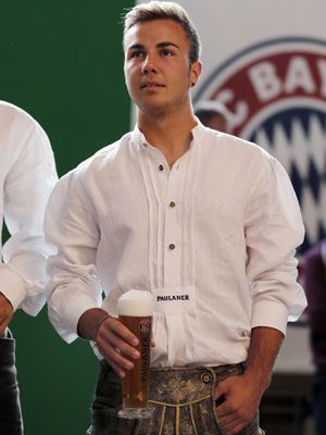 
                <strong>Götze, Guardiola und Co. beim Lederhosenshooting</strong><br>
                Lederhosen, Leinen-Hemd und Haferlschuhe? Für Mario Götze kein Problem! Schließlich ist der Neu-Münchner ein gebürtiger Bayer. Der Mittelfeldspieler wurde in Memmingen im Allgäu geboren
              
