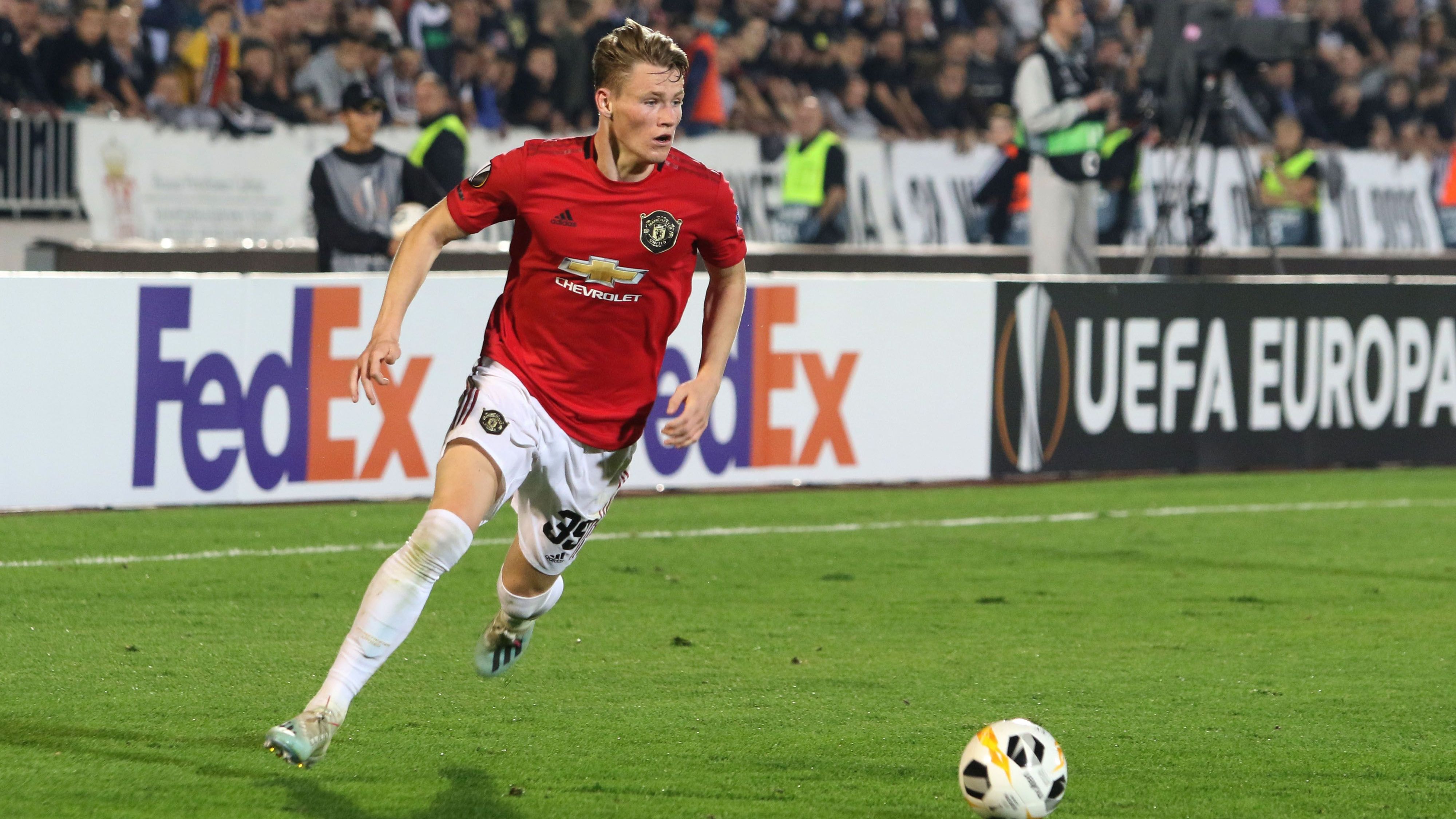 <strong>Scott McTominay (Manchester United)</strong><br>Laut "Bild" steht Scott McTominay von Manchester United auf dem Zettel der Bayern. Der schottische Nationalspieler ist ein guter Balleroberer und könnte die Lücke im defensiven Mittelfeld des Rekordmeisters schließen. Manchester United sei bereit, McTominay gehen zu lassen - in der neuen Premier-League-Saison sammelte der 26-Jährige bisher nur wenige Einsatzminuten. Im Zuge des Deals könnte Ryan Gravenberch den entgegengesetzten Weg gehen und auf Leihbasis zu ManUnited wechseln.