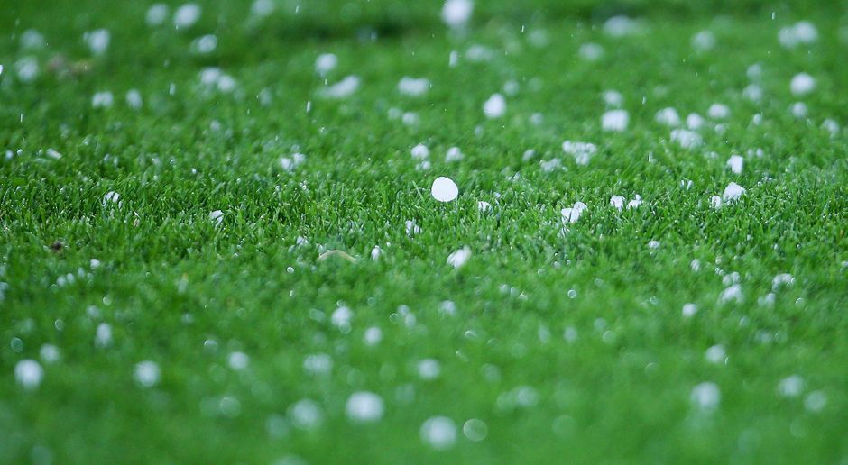 
                <strong>Hagelsturm sorgt für Unterbrechung</strong><br>
                Ein Hagelsturm sorgt für Unterbrechung: Sonne, Regen, Hagel - bei dieser EM ist wettertechnisch wirklich alles dabei. Besonders zu spüren bekommen dies die Teams aus Nordirland und der Ukraine: Während ihres Vorrundenspiels in Lyon werden die Mannschaften von einem Hagelsturm überrascht. Dem Schiedsrichter bleibt aufgrund der zum Teil riesigen Hagelkörner keine andere Wahl, die Partie muss unterbrochen werden. Nach nur zwei Minuten kann aber weitergespielt werden, das durchnässte Feld macht den Rest des Spiels aber zu einer Wasserschlacht.
              