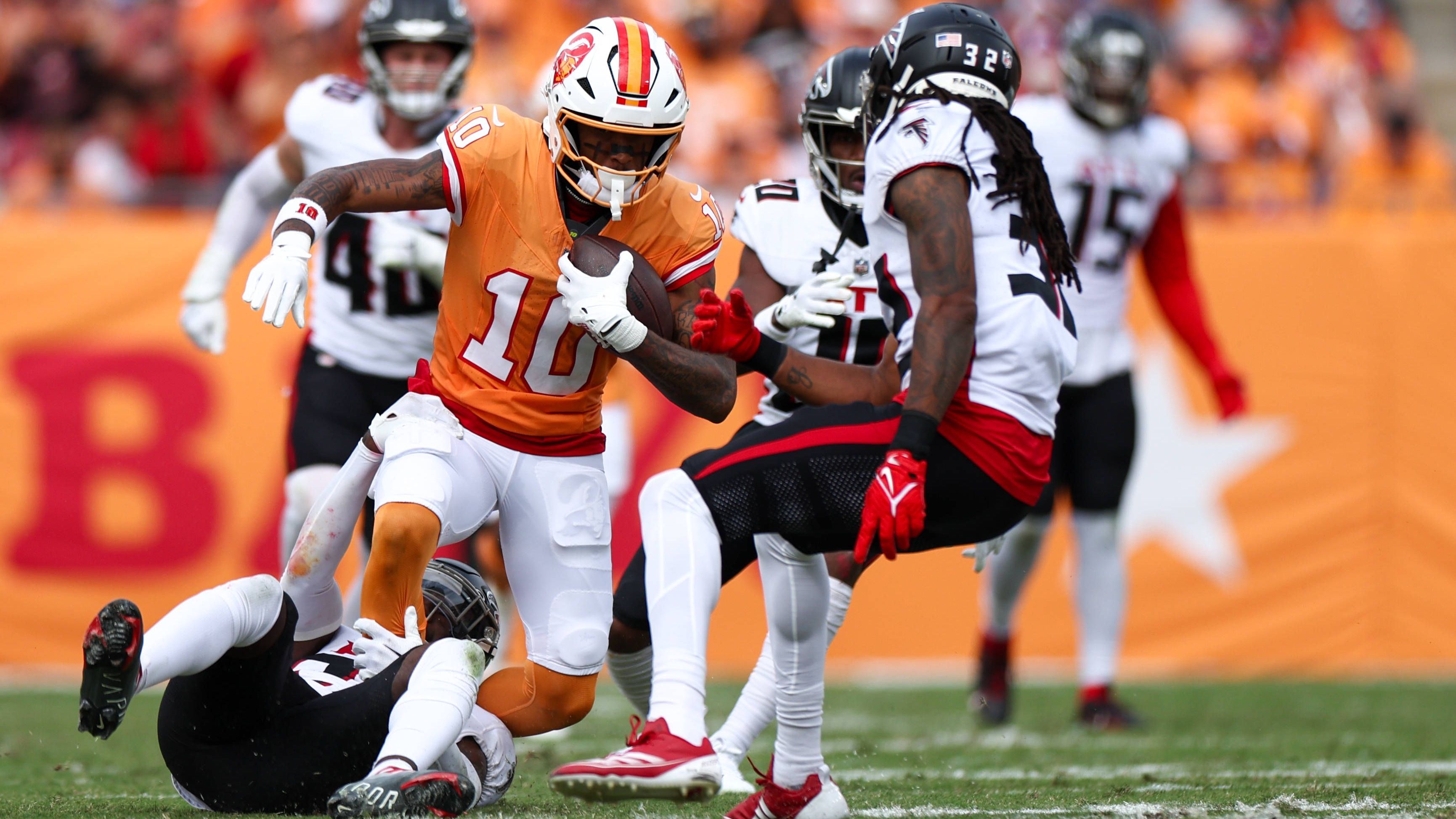 <strong>Tampa Bay Buccaneers 22:16 Atlanta Falcons</strong><br>Running Back Bucky Irving wird zum Matchwinner und entscheidet ein hart umkämpftes Duell für die Buccaneers. Mit starken Läufen in den entscheidenden Momenten bringt er die Offense immer wieder nach vorne und sorgt schließlich mit einem späten Big Play dafür, dass sich Tampa Bay knapp, aber verdient durchsetzt.