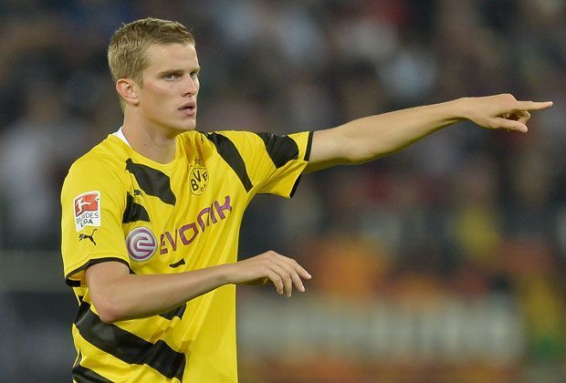 
                <strong>Sven Bender</strong><br>
                Nach seiner Schambeinentzündung wird Sven Bender von Jürgen Klopp langsam wieder ans Team herangeführt. Gegen Freiburg kam er in der 80. Minute für Milos Jojic und brachte Stabilität ins Spiel des BVB. Nun könnte er zu seinem ersten Startelf-Einsatz kommen.
              