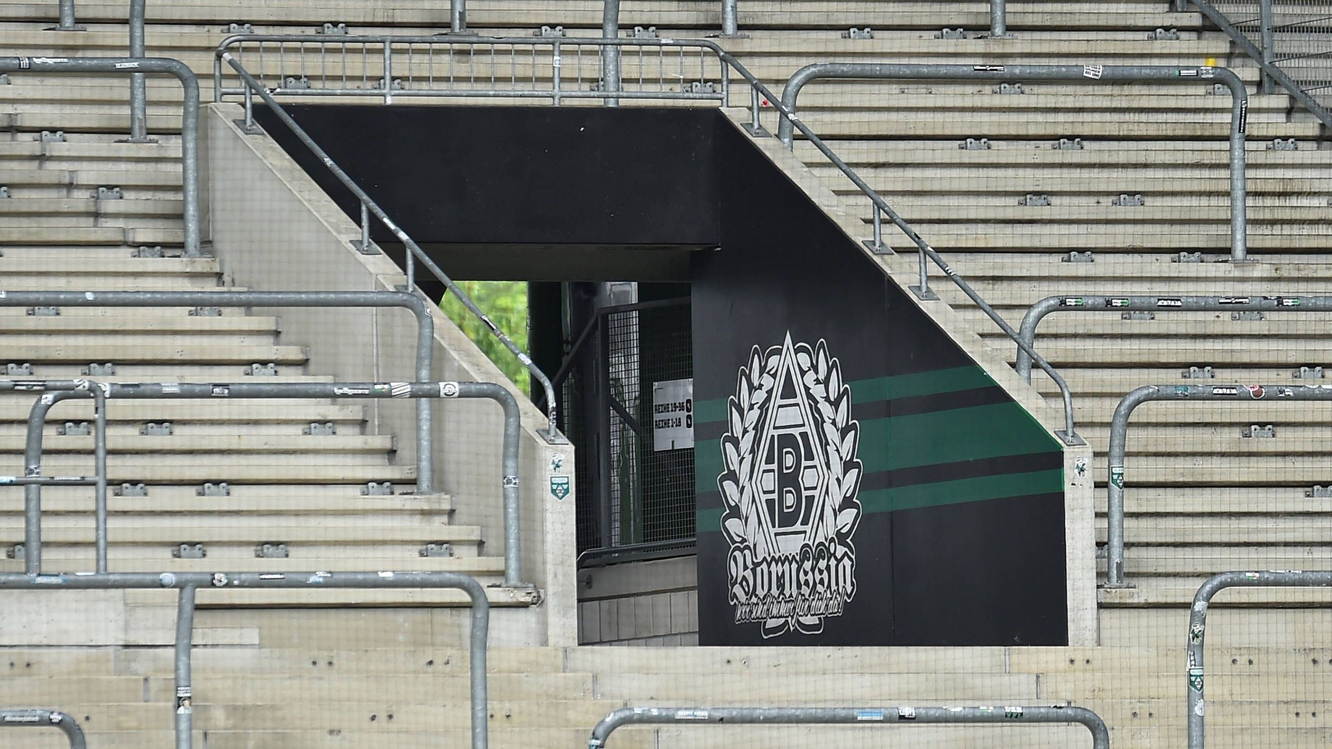 <strong>Borussia Mönchengladbach<br></strong>Gladbach wird von einem luxemburgischen Medienkonzern geschluckt und heißt jetzt <strong>Borussia Düsseldorf West</strong>. Der Klub zieht an den Rhein. Traditionsfans gründen "Preußen Gladbach 1900 e.V." neu.