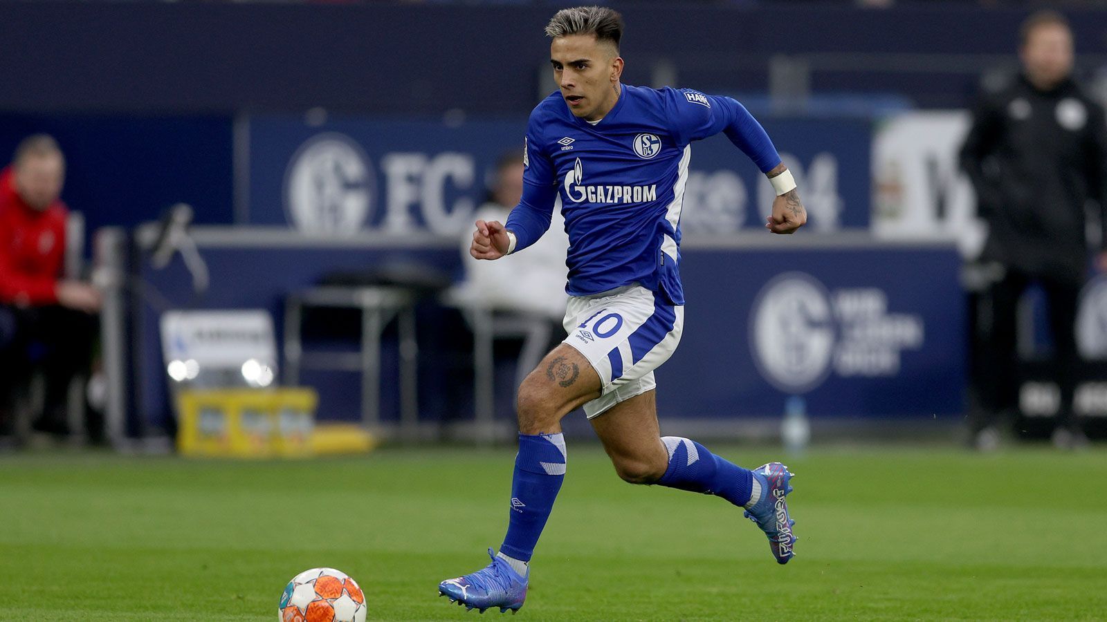 
                <strong>Rodrigo Zalazar</strong><br>
                Es dauerte seine Zeit, bis Rodrigo Zalazar und Schalke 04 miteinander warm wurden. Doch mittlerweile ist der in Spanien geborene Uruguayer längst zum Publikumsliebling aufgestiegen. Denn natürlich: Am Einsatz mangelt es bei ihm nie. Was das wichtigste Attribut auf Schalke ist. Der von Eintracht Frankfurt ausgeliehene und mittlerweile fest verpflichtete Offensivallrounder gefiel im Mittelfeld ebenso wie unter Büskens nun als Flügelspieler. Und er war es auch, der mit seinem fünften Saisontor zum 3:2 gegen den FC St. Pauli alle Schalke-Gläubigen in Ekstase versetzte. Diese Leihe war ein absoluter Volltreffer.
              