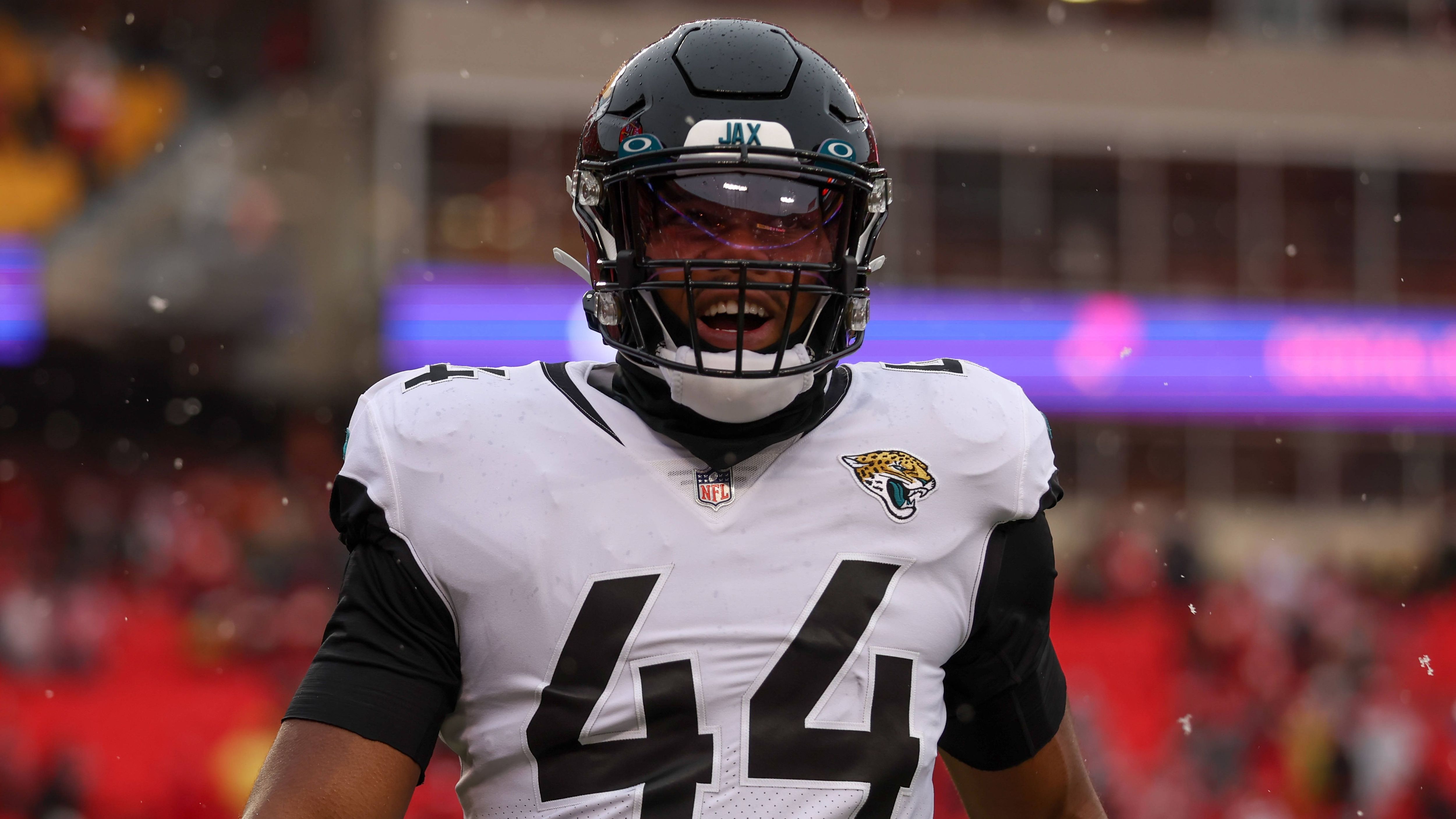 
                <strong>First Overall Pick 2022: Travon Walker (Defensive End, Jacksonville Jaguars)</strong><br>
                Der Top-Pick der Vorsaison ließ in seiner ersten NFL-Saison immer wieder sein Potenzial aufblitzen, aber erst in der Schlussphase spielte er seinen besten Football und war maßgeblich an zwei entscheidenen Siegen auf dem Weg in die Playoffs gegen die Tennessee Titans beteiligt. Letztendlich beendete der 22-Jährige seine Rookie-Saison mit 3,5 Sacks, zehn Quarterback Hits, fünf Tackles for Loss, einem Forced Fumble, einer Interception, zwei Pass Deflections und 49 Tackles. Seine 43 Quarterback Pressures waren laut "Pro Football Focus" der viertbeste Wert unter allen Rookie Edge Rushern. "Er zeigt alles, was wir während des Draft-Prozesses in ihm gesehen haben. Wir sind so dankbar, dass wir ihn gedraftet haben, er ist ein wichtiger Teil unseres Football-Teams", erklärte Head Coach Doug Pederson nach der Saison.
              