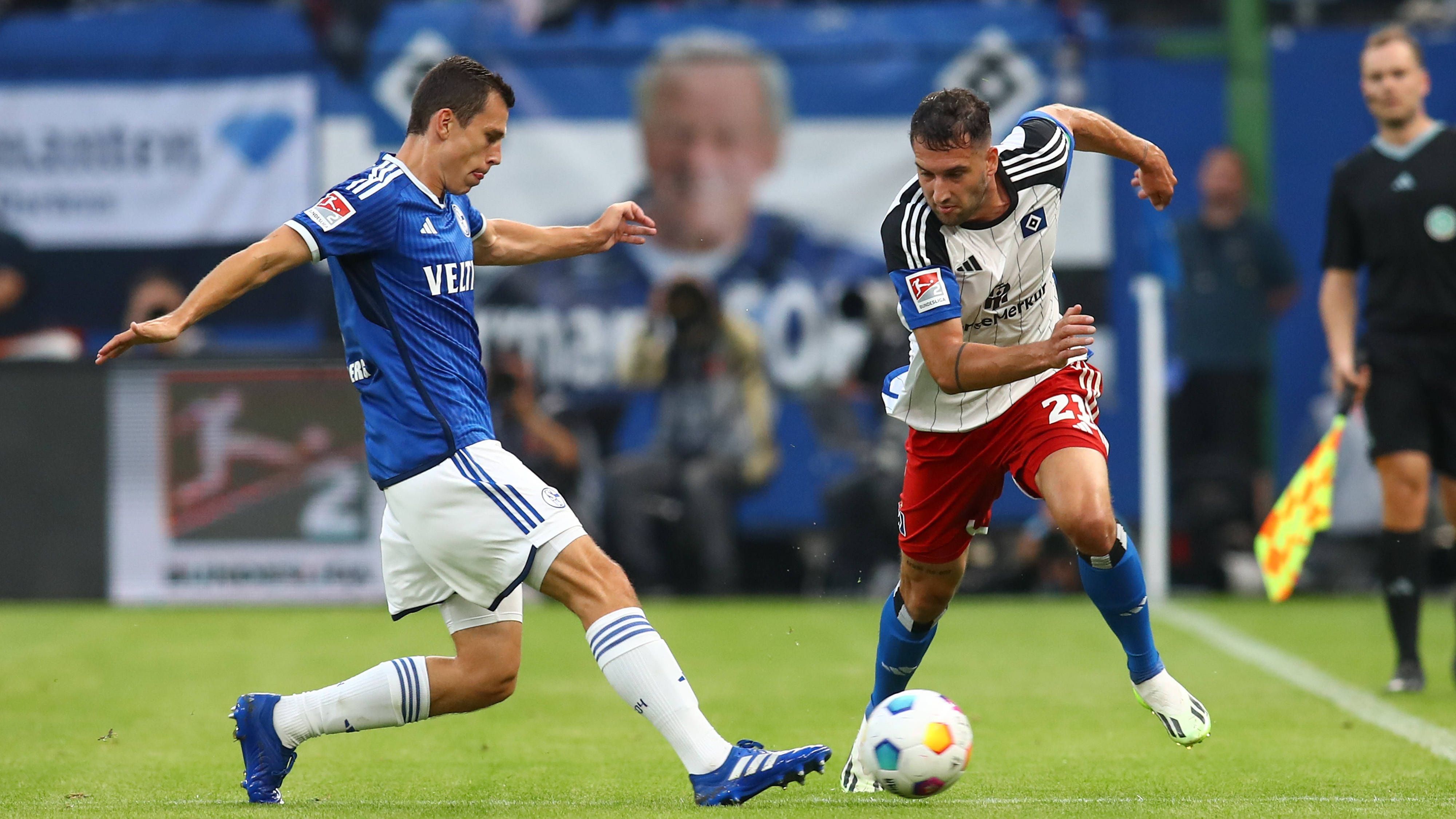 <strong>Ron Schallenberg (FC Schalke 04)</strong><br>Auf Schalke soll der ehemalige Kapitän des SC Paderborn den Abräumer auf der Sechs spielen. Das gelingt ihm über weite Strecken gut. Scheut keinen Zweikampf und geht manchmal auch über das Erlaubte hinaus. Hat seine Schwächen im Umschaltspiel, bereitet das 3:3 aber mit einem präzisen Pass stark vor. Seine Hauptaufgabe, defensiv Stabilität zu garantieren, misslingt aber komplett. <strong><em>ran</em>-Note: 4</strong>