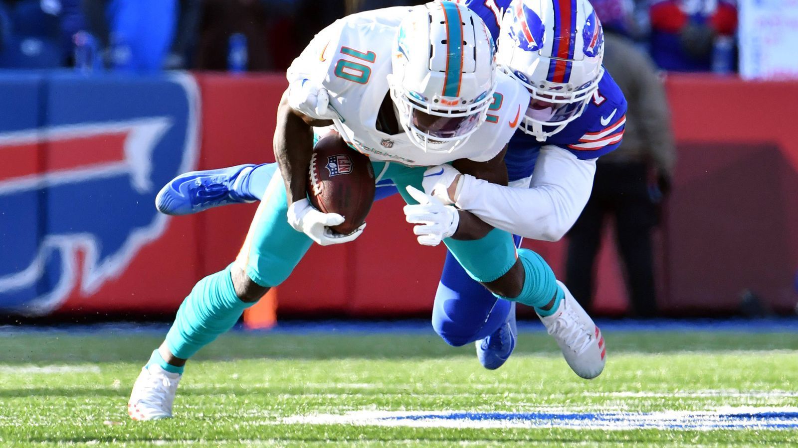 
                <strong>Platz 4: Tyreek Hill - Miami Dolphins</strong><br>
                &#x2022; Ranking im vorigen Jahr: 5. Platz<br>&#x2022; Statistiken in der Saison 2022: 119 Receptions, 1.710 Receiving Yards, 7 Receiving Touchdowns<br>
              