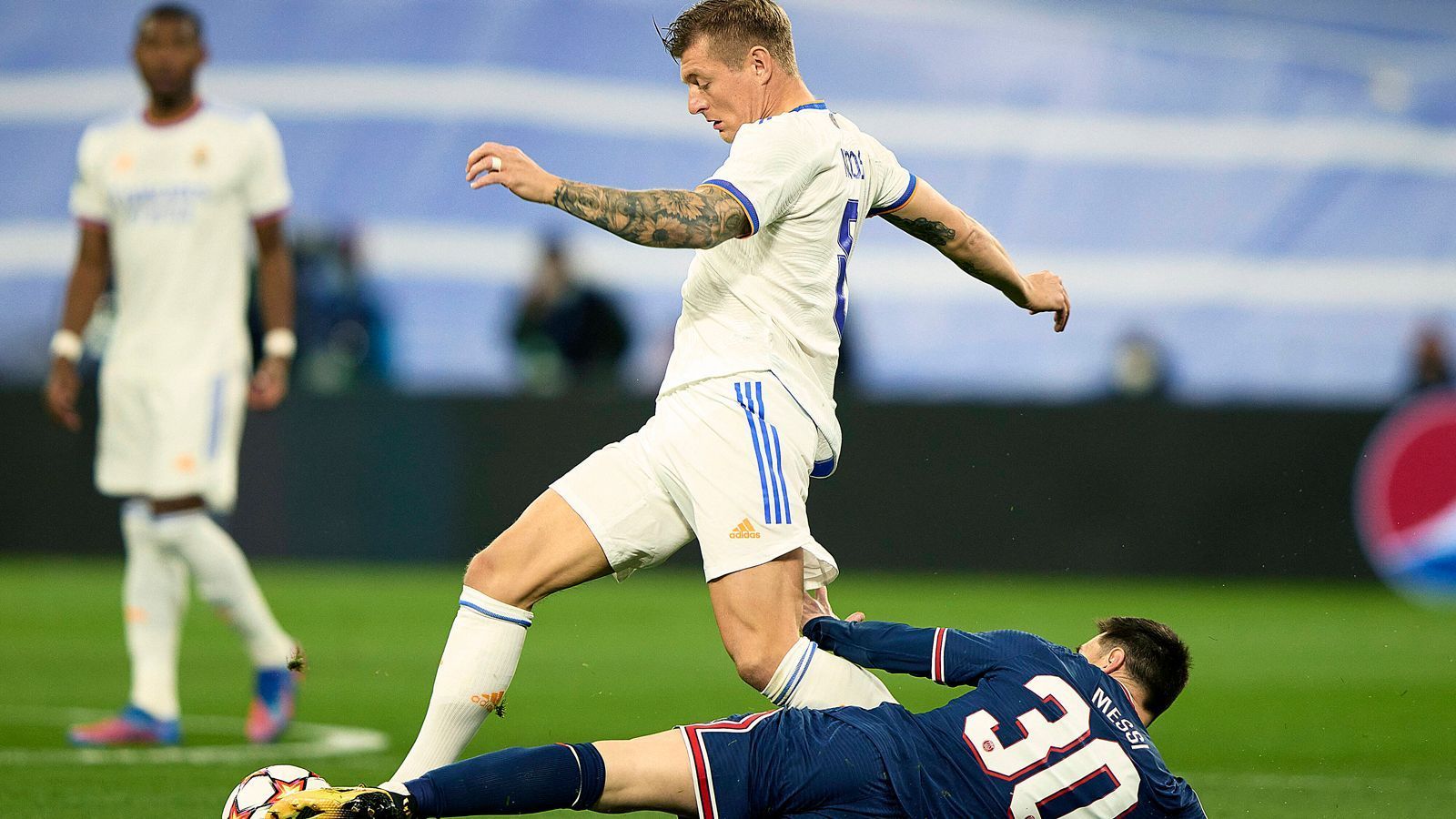 
                <strong>Toni Kroos</strong><br>
                Toni Kroos spielt wie Toni Kroos eben spielt. Unaufgeregt leitet er den Spielaufbau der Königlichen und spielt dabei Pass um Pass. Leistet sich kaum Fehler und bedient mit einer punktgenauen Flanke in der 37. Minute Karim Benzema – die beste Real-Chance in den ersten 45 Minuten. Insgesamt mit den meisten Ballaktionen der Gastgeber in der ersten Halbzeit. 
              