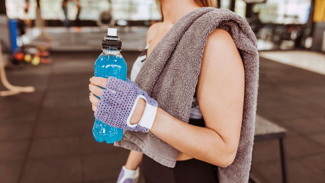 Isotonische Getränke versprechen schnelle Energie und Mineralstoffe für Sportler:innen, doch viele enthalten Zusatzstoffe und sind für Freizeitsportler:innen unnötig.