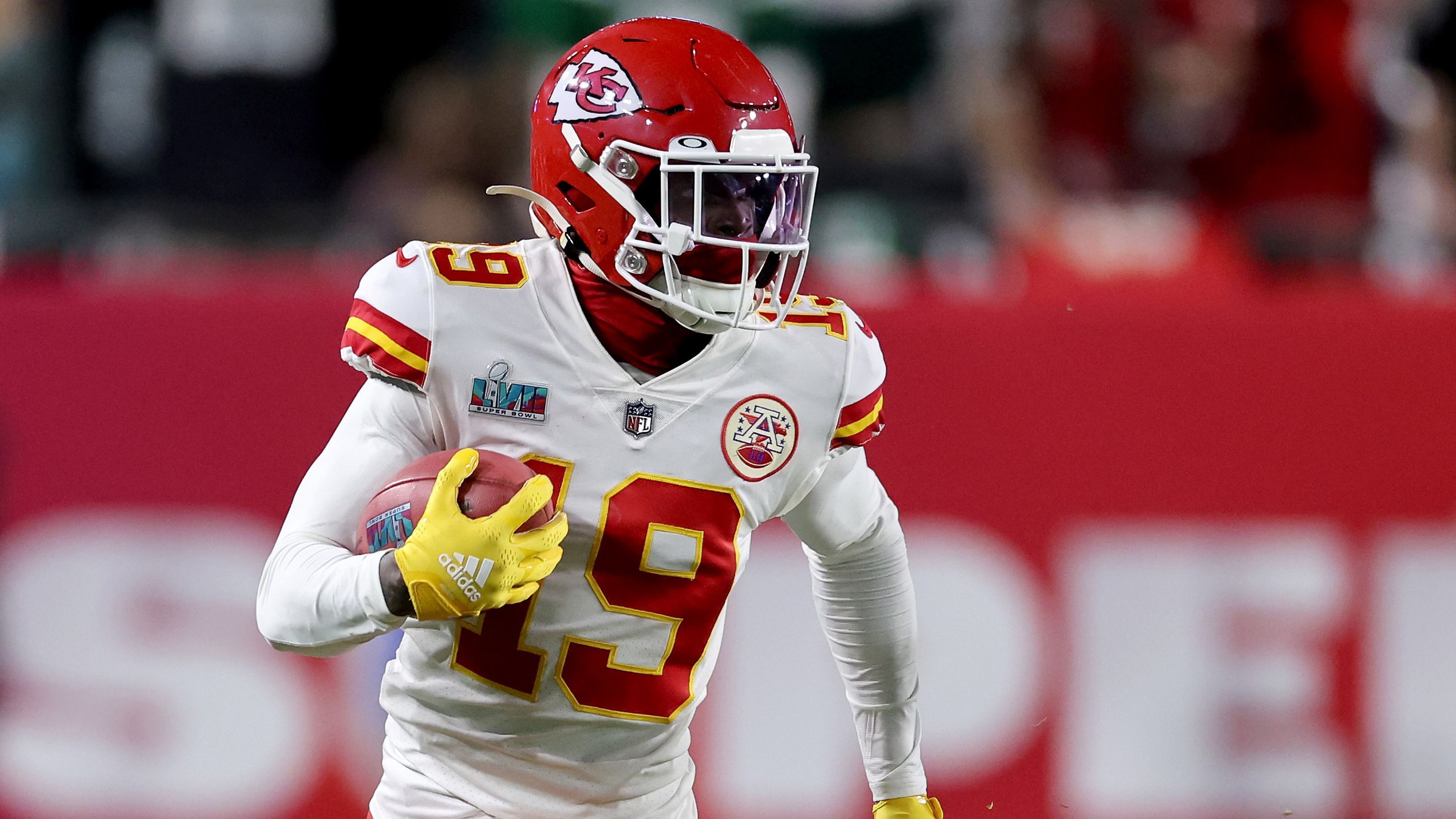 
                <strong>AFC West: Kansas City Chiefs - Wide Receiver Kadarius Toney</strong><br>
                Nach dem Abschied von JuJu Smith-Schuster in der Free Agency werden einige Spieler im Receiving Corps deutlich mehr Verantwortung übernehmen, wie Head Coach Andy Reid bereits andeutete. Einer der großen Profiteure könnte Kadarius Toney sein, der nach dem Trade mit den New York Giants während der vergangenen Saison bereits einige Glanzmomente erlebte. In Woche zehn fing der vielseitige Wideout vier Pässe für 57 Yards und erzielte seinen ersten Karriere-Touchdown. Auf der größten NFL-Bühne, in Super Bowl 57 gegen die Philadelphia Eagles, fing der 24-Jährige dann einen Fünf-Yard-Touchdown-Pass. Seine Athletik und Fähigkeiten als Playmaker machen Hoffnung auf eine große Rolle in der Chiefs-Offense, denn auch Star-Tight-End Travis Kelce wird mit im Oktober schon 34 Jahren nicht jünger. Wichtig wird sein, dass die Coaches und Mediziner Toneys Verletzungsanfälligkeit in den Griff bekommen, nachdem der Erstrundenpick von 2021 seit seinem Einstieg in die NFL mit Oberschenkel- und Sprunggelenksproblemen zu kämpfen hatte und damit zahlreiche Spiele verpasste.
              