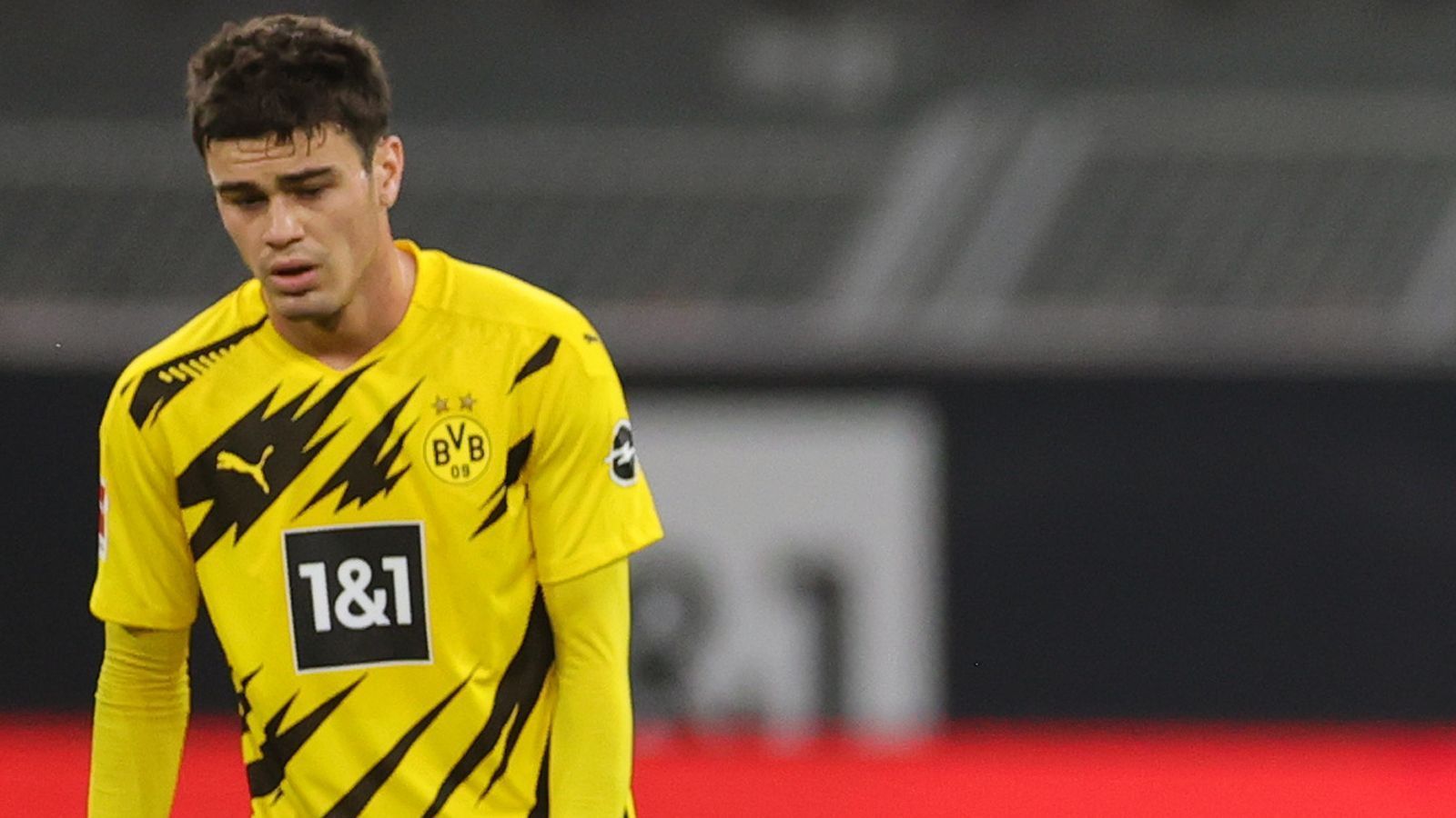 
                <strong>Giovanni Reyna (Borussia Dortmund)</strong><br>
                Im Gegensatz zu seinen offensiven Kollegen fällt der US-Amerikaner etwas ab. Dabei bietet er sich oft an und erläuft die Bälle auch. Ärgerlich: Seinen Toppass in die Tiefe verwandelt Haaland nicht. Nach einem Patzer von Sarr darf Reyna Neuer prüfen, findet im viermaligen Welttorhüter aber seinen Meister. Wenig später muss er für Brandt weichen. ran-Note: 3
              