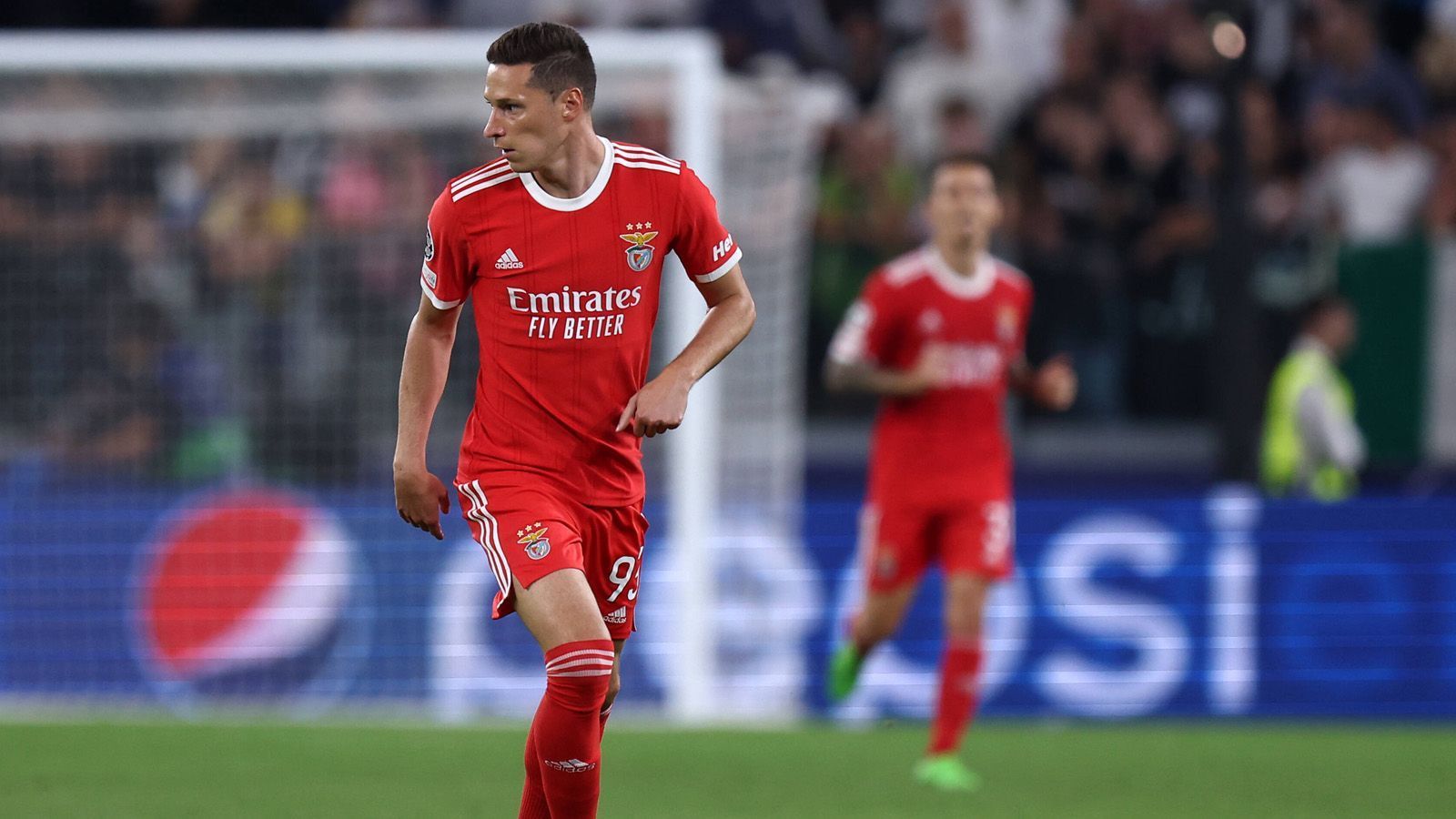 
                <strong>Julian Draxler (Benfica Lissabon)</strong><br>
                Julian Draxler ist so etwas wie der klassische Ergänzungsspieler im Nationamannschaftskader. Doch im Oktober zog sich die Benfica-Leihgabe eine Muskelverletzung im Oberschenkel zu und musste zweieinhalb Wochen pausieren. Zwar wird Draxler wieder rechtzeitig fit, seine Chance dürften angesichts der Qualitätsdichte im Mittelfeld aber doch eher gering sein, in den 26-Mann-Kader aufgenommen zu werden. Prognose: Bleibt zuhause
              