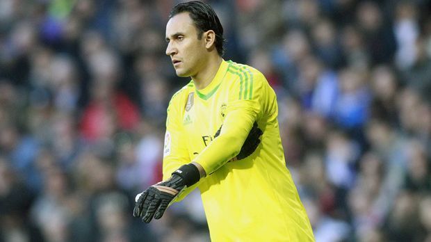 
                <strong>Keylor Navas</strong><br>
                Der Keeper wird eine halbe Stunde nicht geprüft, dann mit starker Parade gegen Paulinho. Wenig später ist Navas nochmal gegen den Barca-Stürmer auf dem Posten. Es ist ein undankbarer Nachmittag für Navas, der in der zweiten Halbzeit bei den Gegentoren machtlos ist. Und beim dritten Tor sieht er dann nicht gut aus. ran-Note: 3
              