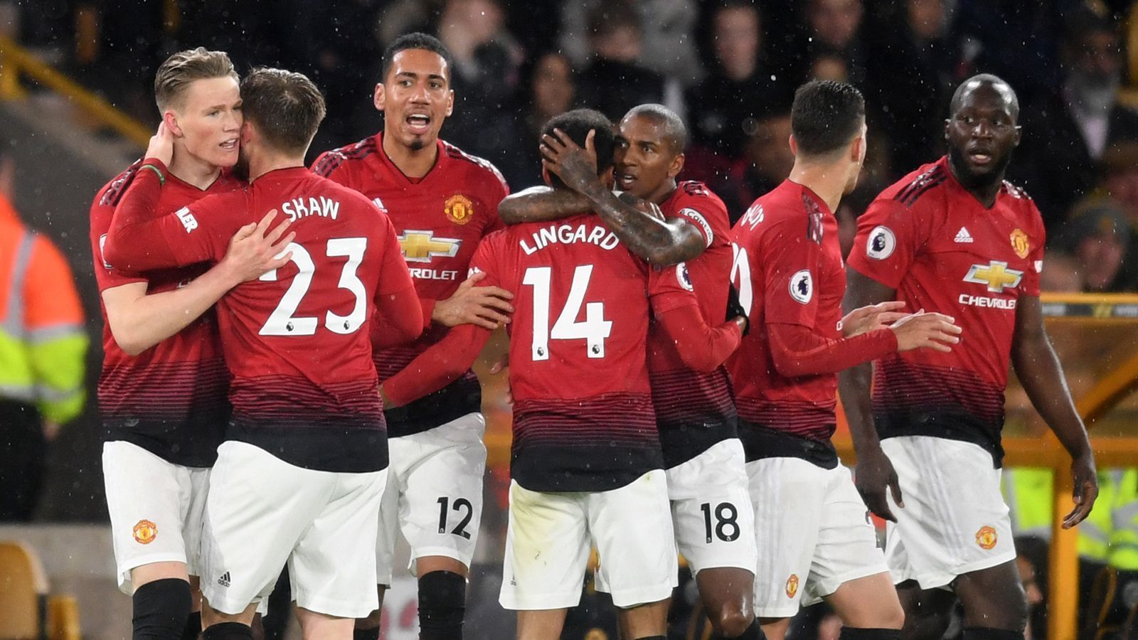 
                <strong>Platz 7: Manchester United</strong><br>
                Groß war der Jubel nach dem Achtelfinal-Erfolg gegen Paris St. Germain. Doch seit dem Einzug unter die letzten Acht sind die "Red Devils" außer Form - in vier Spielen setzte es drei Niederlagen, unter anderem zweimal gegen Wolverhampton. Gegen Barcelona ist das Solskjaer-Team in dieser Form deutlicher Underdog.
              