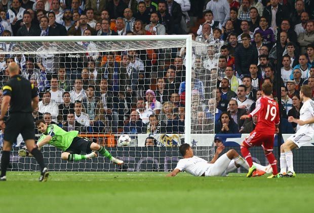 
                <strong>Real Madrid - Bayern München 1:0</strong><br>
                Kurz vor Schluss bietet sich die Riesenchance zum Ausgleich für Götze (Nummer 19). Doch er scheitert aus wenigen Metern an Iker Casillas.
              