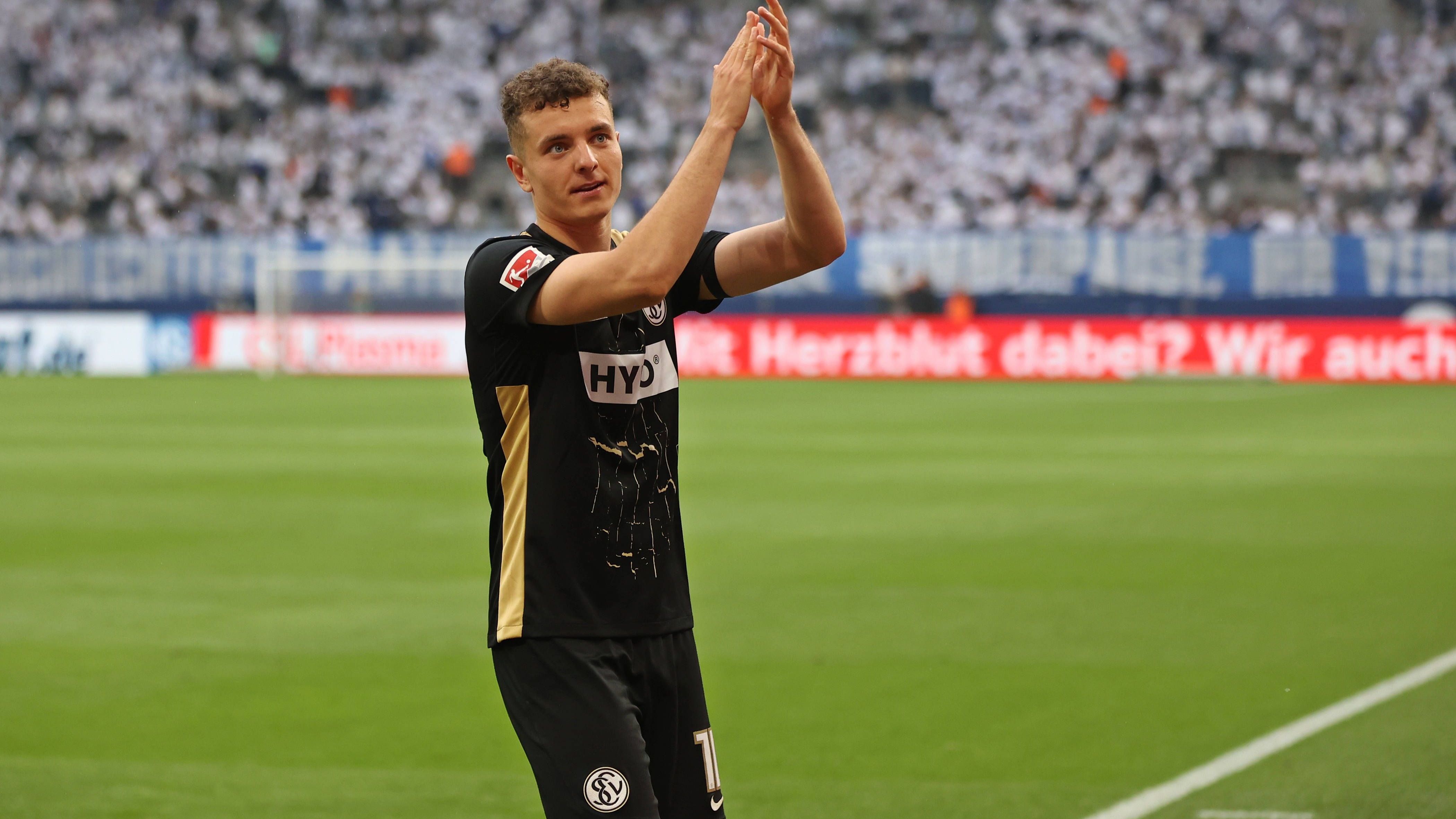 <strong>Fisnik Asllani (22, Stürmer, 4 Millionen Euro Marktwert)</strong><br>Wie auch Damar ist auch Fisnik Asllani ein gebürtiger Berliner und eine Hoffenheimer Leihgabe. Im Gegensatz zu Damar steht bei Asllani allerdings noch nicht fest, wo er kommende Saison spielt. Aber auch er hat in Elversberg mit Top-Leistungen geglänzt: Der 1,91 Meter große Stoßstürmer ist mit 18 Toren und acht Vorlagen Top-Scorer seines Teams und hinter Davie Selke und Martijn Kaars drittbester Torjäger der Liga.