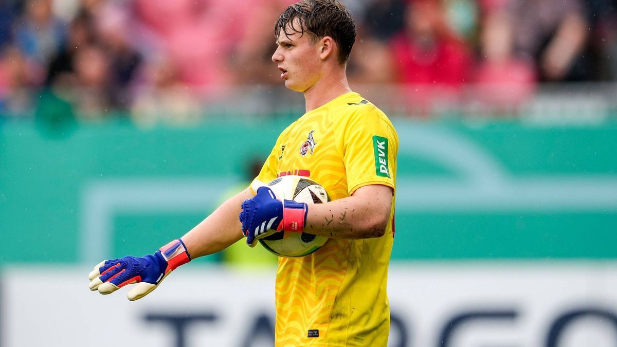 Jonas Urbig (Torwart, 1. FC Köln, 40), am Ball, Einzelbild, Einzelfoto, Aktion, Action, 18.08.2024, Sandhausen (Deutschland), Fussball, DFB-Pokal, 1. Runde, SV Sandhausen - 1. FC Köln, DFB DFL REGU...