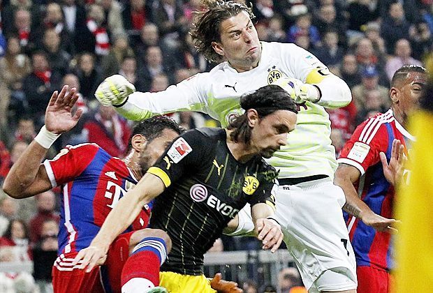 
                <strong>Weidenfeller wieder in Topform</strong><br>
                Nach einer hochklassigen Partie muss sich Borussia Dortmund am 10. Spieltag mit 1:2 beim FC Bayern geschlagen geben. Zwei Mal greift Roman Weidenfeller hinter sich - und überzeugt nach einigen schwächeren Spielen mit starken Paraden.
              