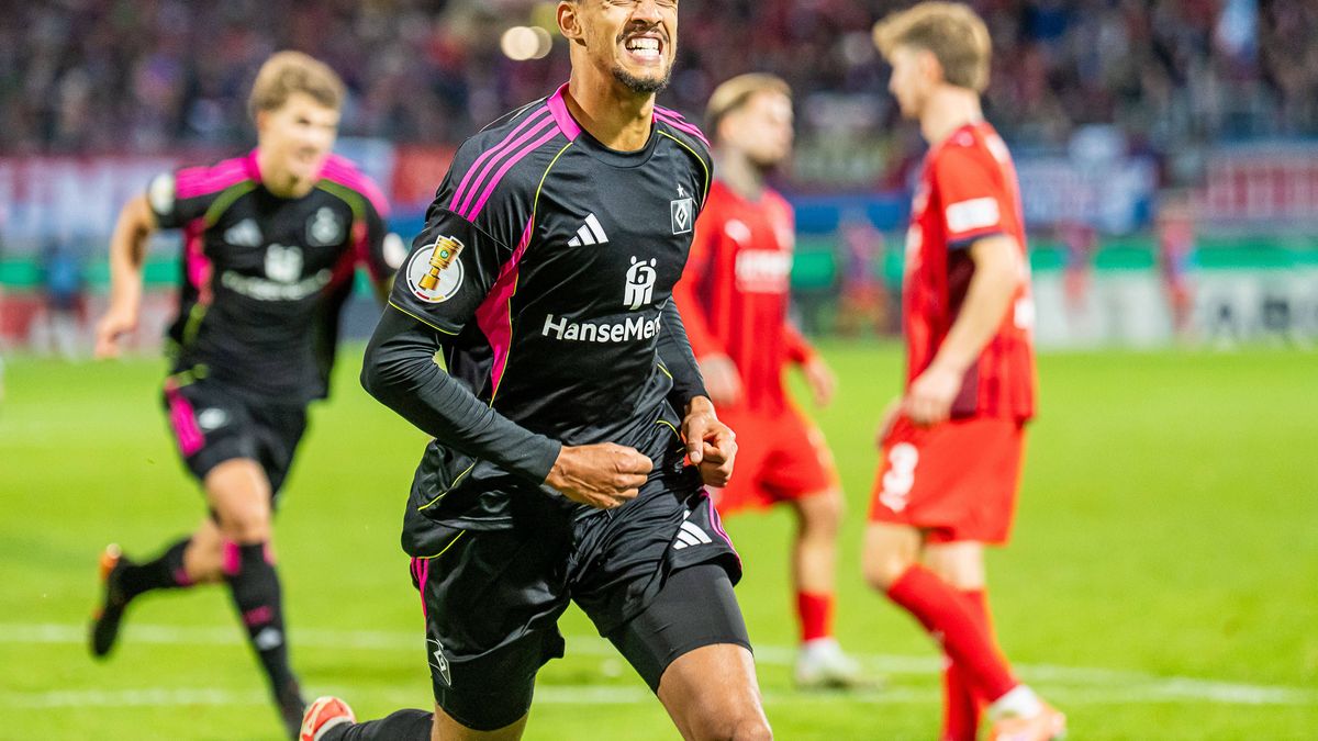 Robert Glatzel (Hamburger SV, 09) jubelt nach seinem Tor, GER, 1. FC Heidenheim vs. Hamburger SV, Fussball, DFB-Pokal, Spielzeit 2025 2026, 28.10.2025, DFB DFL regulations prohibit any use of photo...