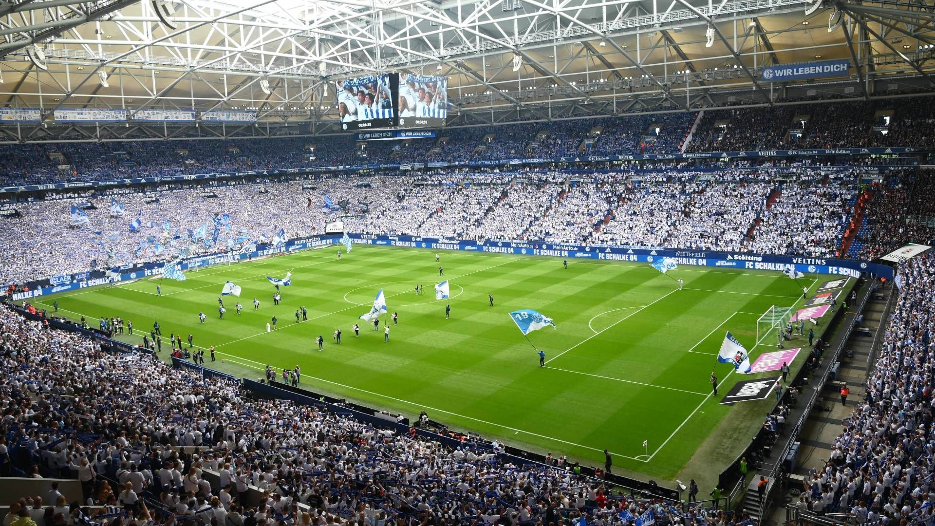 
                <strong>1. Platz: Veltins-Arena (FC Schalke 04; 38 Punkte)</strong><br>
                Nur ein Klub liegt vor den Dortmundern - und das ist ausgerechnet der Lokalrivale Schalke 04. Bereits zum vierten Mal nacheinander führen die "Königsblauen" das Ranking an. Nirgendwo sonst in der Bundesliga gab es in der abgelaufenen Saison ein derartig umfangreiches Angebot an veganen Gerichten. Im Vergleich zu 2019 verbesserte sich Schalke sogar noch um sieben Punkte. Unter anderem sind hier Gerichte wie vegane Filetstreifen mit Curry-Kokossoße und Nudeln, veganes Lahmacun, vegane Grillgemüse-Wraps und vegane Currywurst mit Jalapeno-Sauce zu finden.
              